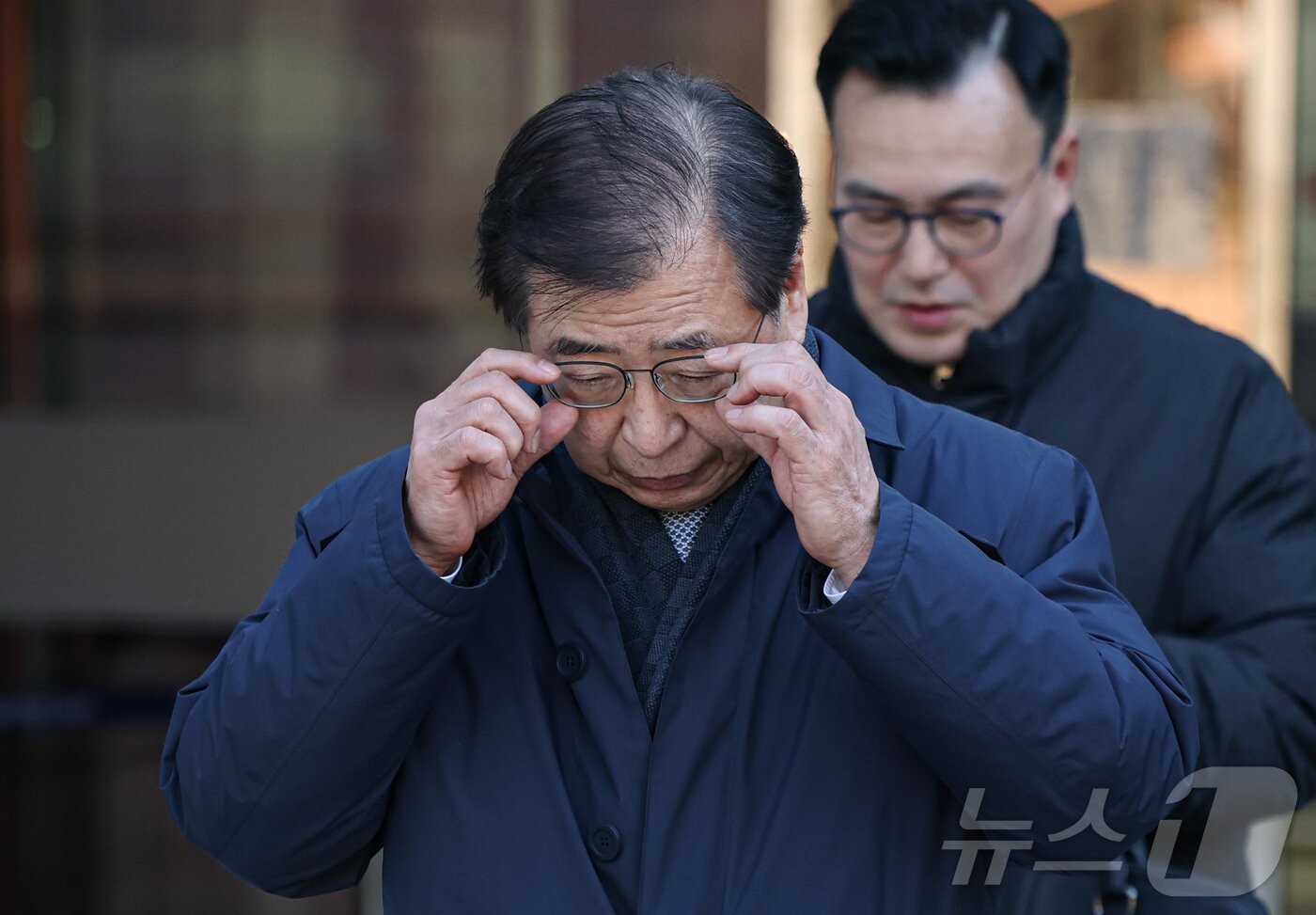 본문 이미지 - '서해 공무원 피격 사건' 은폐 시도 및 '월북몰이' 혐의로 재판에 넘겨진 서훈 전 국가안보실장이 선고기일을 마친 뒤 법원을 나서고 있다.  (공동취재) 2025.12.26/뉴스1 ⓒ News1 오대일 기자