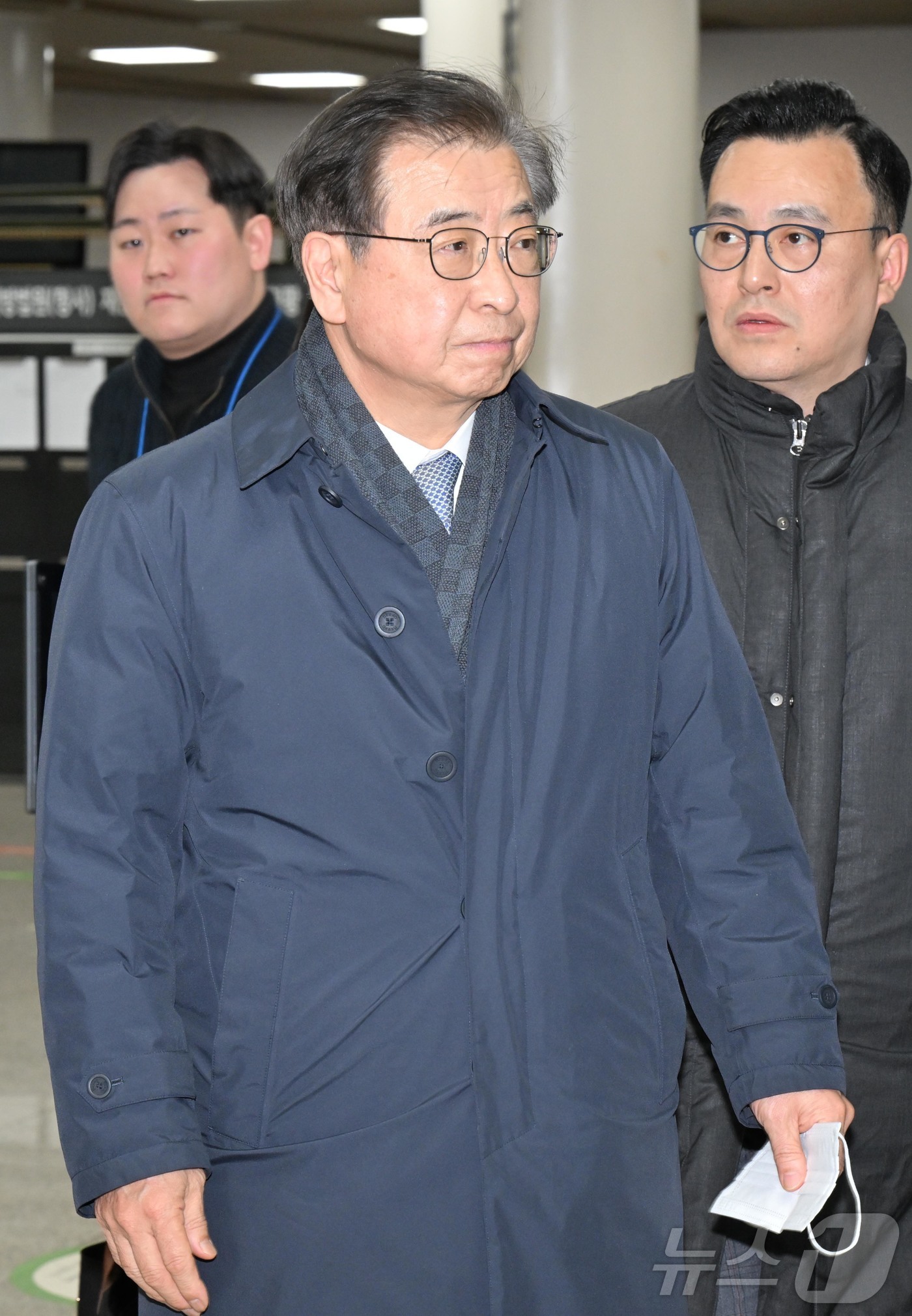 (서울=뉴스1) 오대일 기자 = ‘서해 공무원 피격 사건’을 자진 월북으로 몰아가려 했다는 혐의로 재판에 넘겨진 서훈 전 청와대 안보실장이  26일 서울 서초동 중앙지방법원에서 열 …