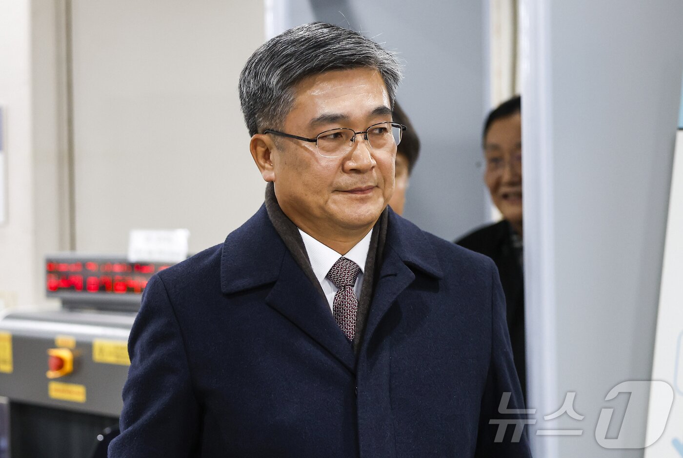 본문 이미지 - '서해 공무원 피격 사건' 은폐 시도 및 '월북몰이' 혐의로 재판에 넘겨진 서욱 전 국방부 장관이 선고기일을 마친 뒤 법원을 나서고 있다. (공동취재) 2025.12.26/뉴스1 ⓒ News1 오대일 기자