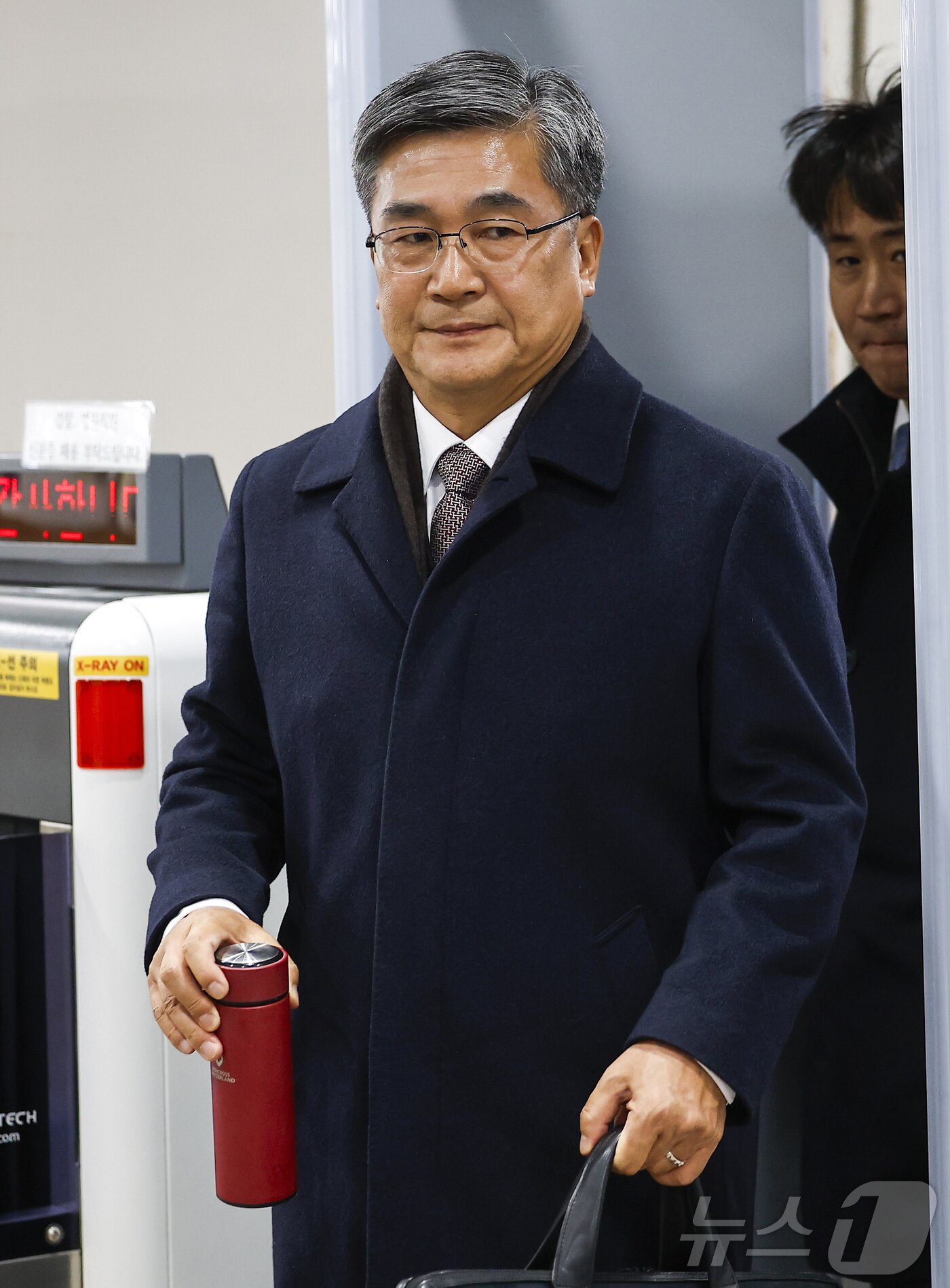 본문 이미지 - '서해 공무원 피격 사건' 은폐 시도 및 '월북몰이' 혐의로 재판에 넘겨진 서욱 전 국방부 장관이 선고기일을 마친 뒤 법원을 나서고 있다. (공동취재) 2025.12.26/뉴스1 ⓒ News1 오대일 기자