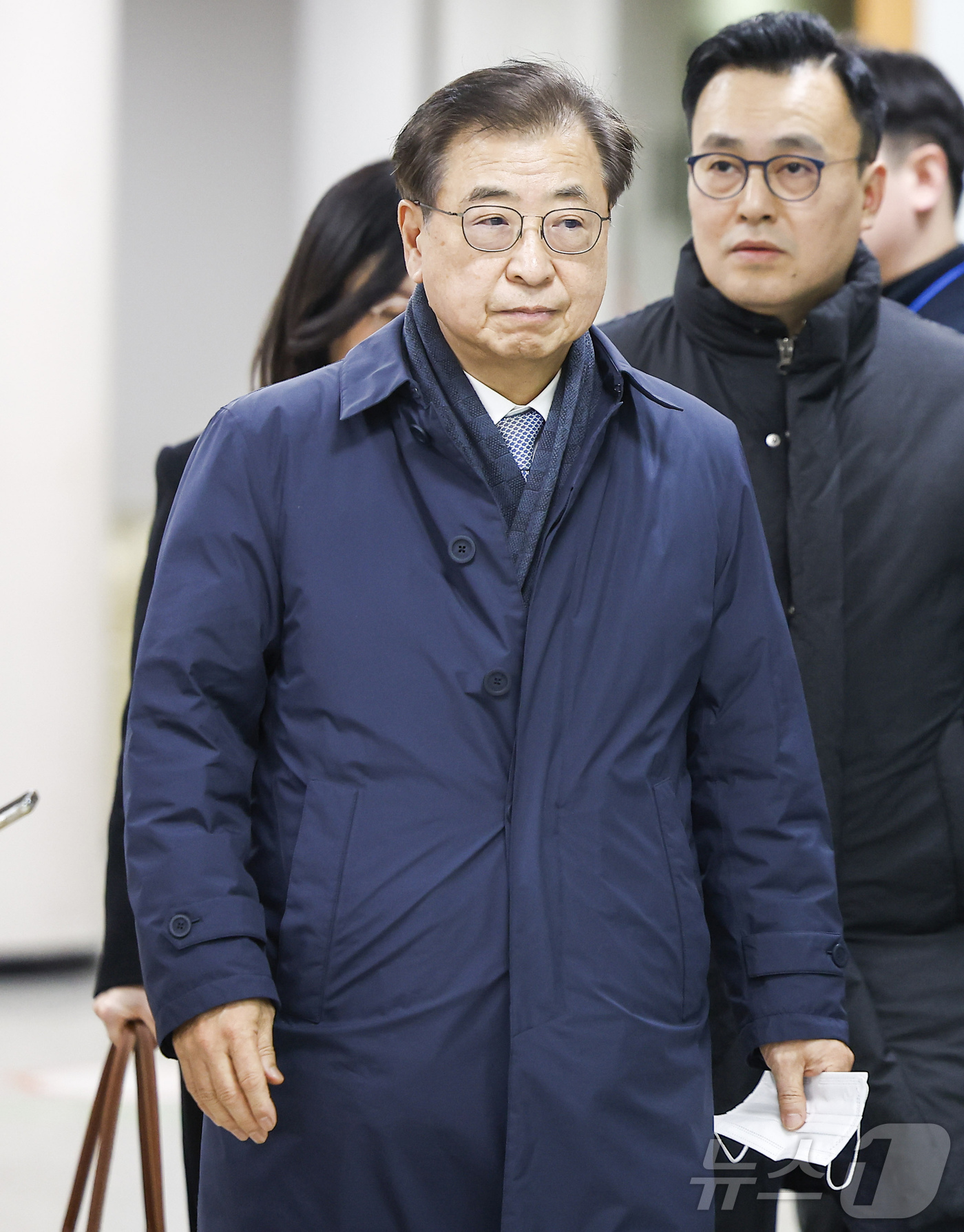 (서울=뉴스1) 오대일 기자 = '서해 공무원 피격 사건' 은폐 시도 및 '월북몰이' 혐의로 재판에 넘겨진 서훈 전 국가안보실장이 선고기일을 마친 뒤 법원을 나서고 있다. (공동취 …