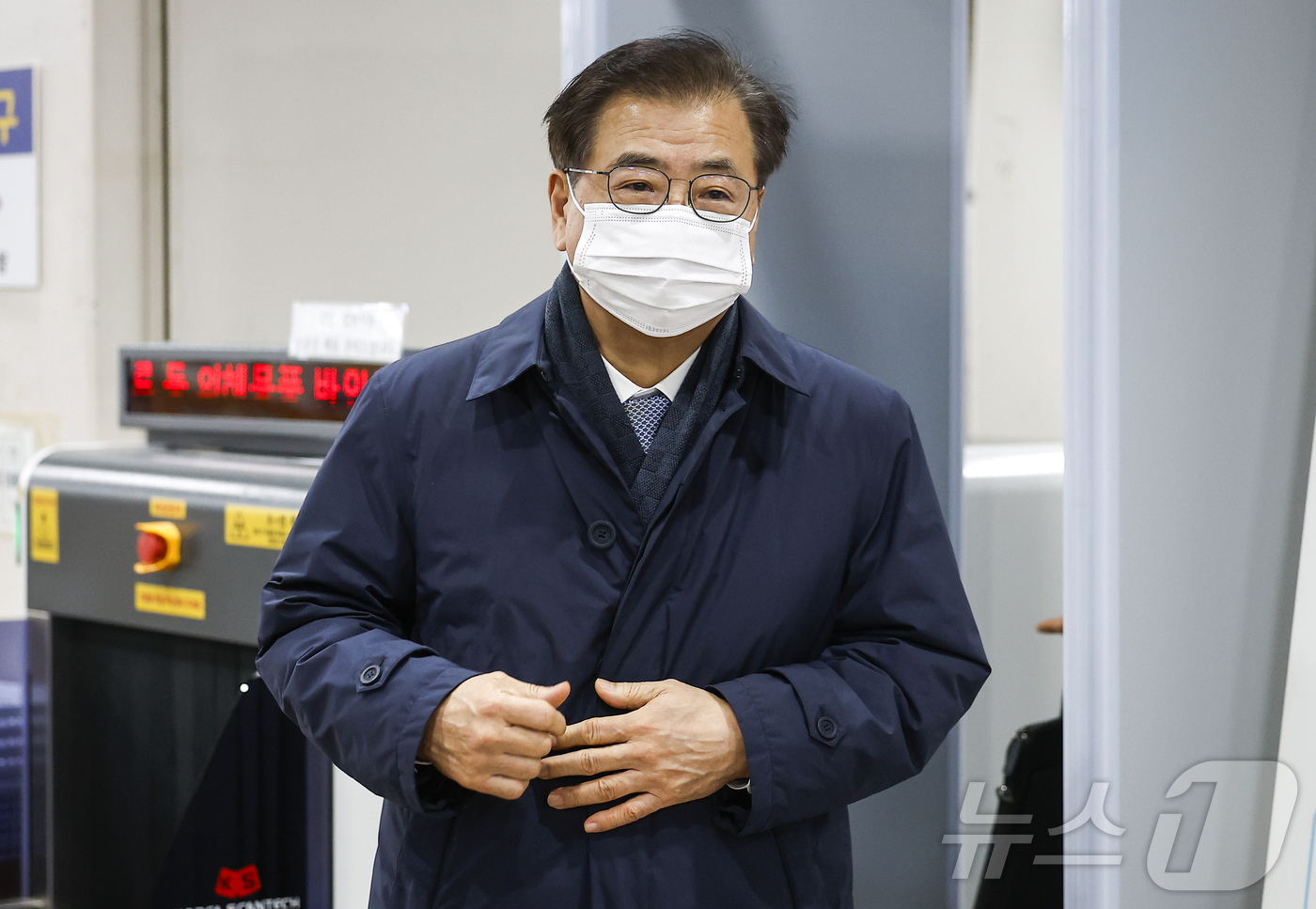 (서울=뉴스1) 오대일 기자 = '서해 공무원 피격 사건' 은폐 시도 및 '월북몰이' 혐의로 재판에 넘겨진 서훈 전 국가안보실장이 선고기일을 마친 뒤 법원을 나서고 있다. (공동취 …