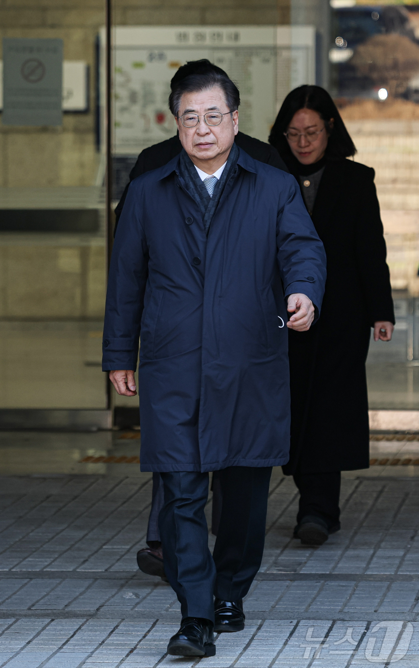 (서울=뉴스1) 오대일 기자 = '서해 공무원 피격 사건' 은폐 시도 및 '월북몰이' 혐의로 재판에 넘겨진 서훈 전 국가안보실장이 선고기일을 마친 뒤 법원을 나서고 있다. 이날 서 …