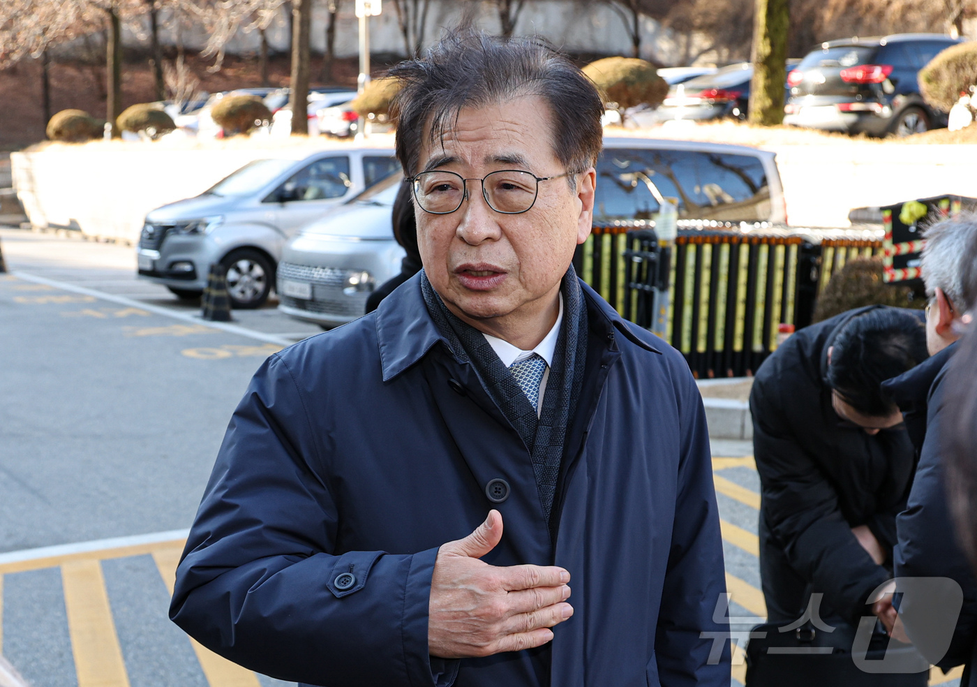 (서울=뉴스1) 오대일 기자 = '서해 공무원 피격 사건' 은폐 시도 및 '월북몰이' 혐의로 재판에 넘겨진 서훈 전 국가안보실장이 선고기일을 마친 뒤 법원을 나서고 있다. 이날 서 …