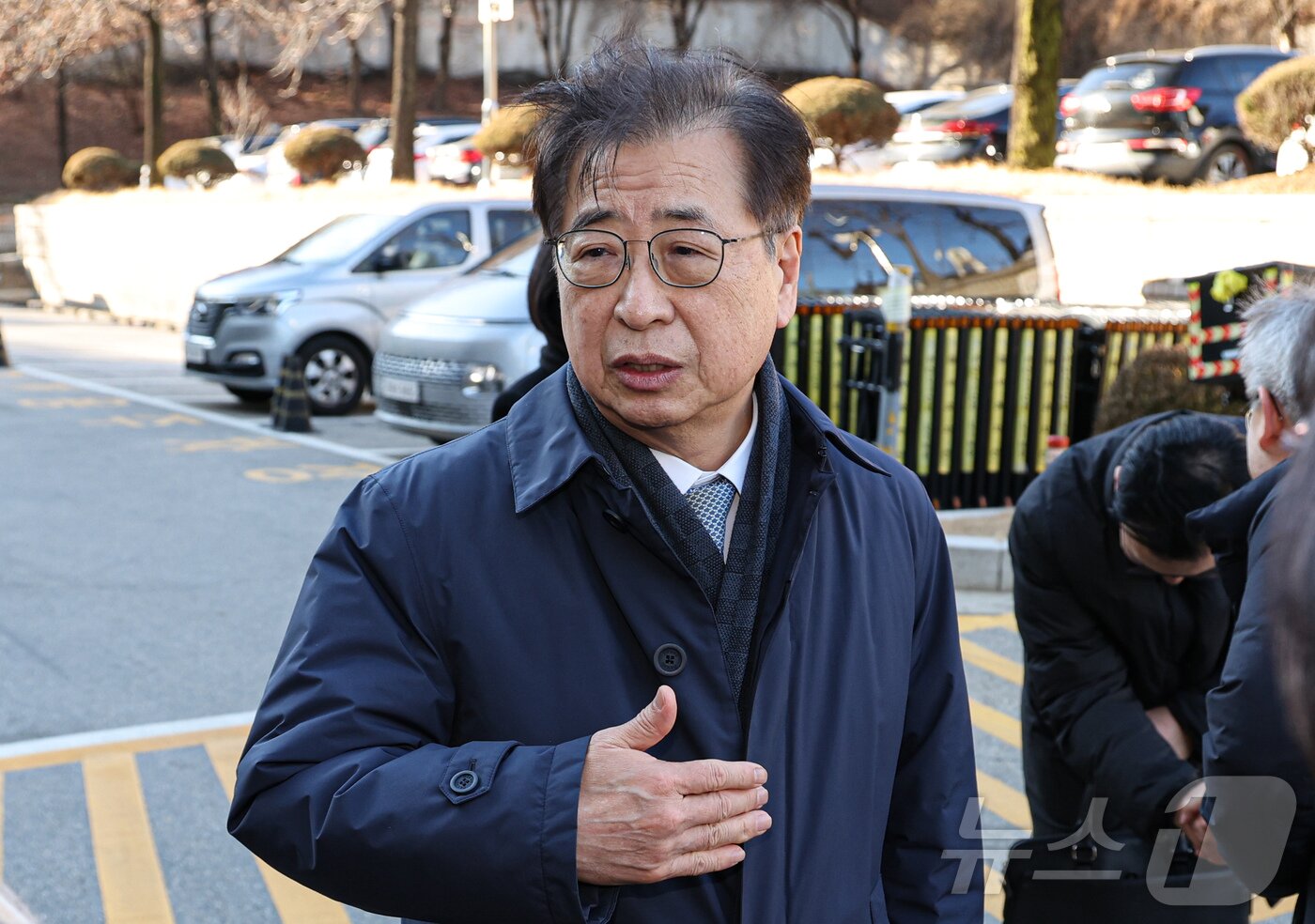 본문 이미지 - '서해 공무원 피격 사건' 은폐 시도 및 '월북몰이' 혐의로 재판에 넘겨진 서훈 전 국가안보실장이 선고기일을 마친 뒤 법원을 나서고 있다. 이날 서울중앙지법 형사합의25부(부장판사 지귀연)는 26일 오후 서훈 전 청와대 안보실장, 박지원 전 국가정보원장, 서욱 전 국방부 장관, 김홍희 전 해양경찰청장, 노은채 전 국정원장 비서실장에게 무죄를 선고했다. (공동취재) 2025.12.26/뉴스1 ⓒ News1 오대일 기자