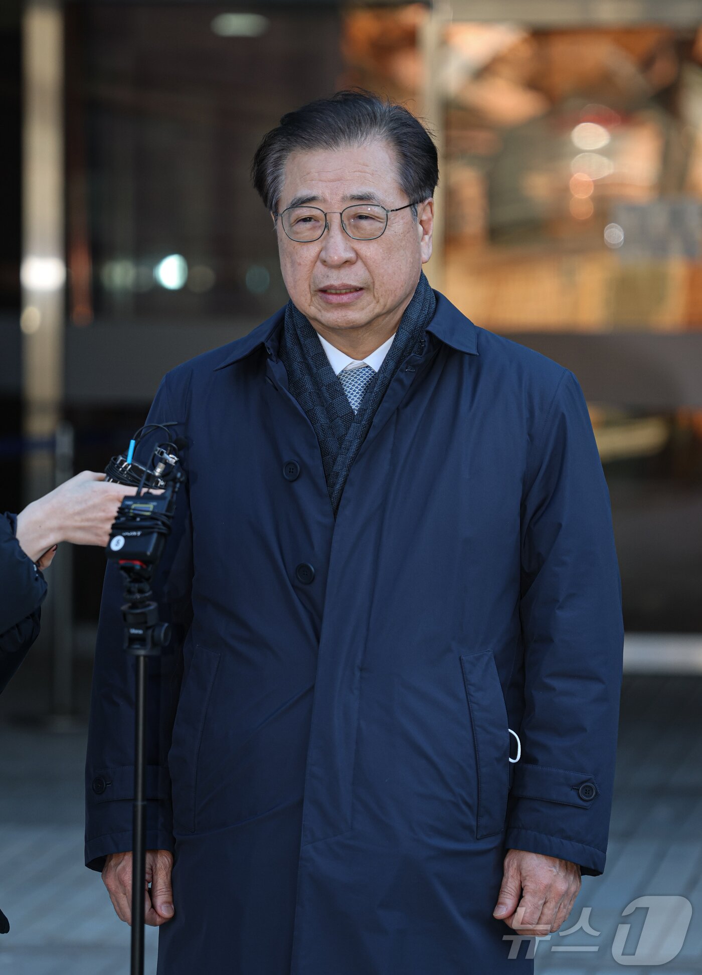 본문 이미지 - '서해 공무원 피격 사건' 은폐 시도 및 '월북몰이' 혐의로 재판에 넘겨진 서훈 전 국가안보실장이 선고기일을 마친 뒤 법원을 나서고 있다.  (공동취재) 2025.12.26/뉴스1 ⓒ News1 오대일 기자