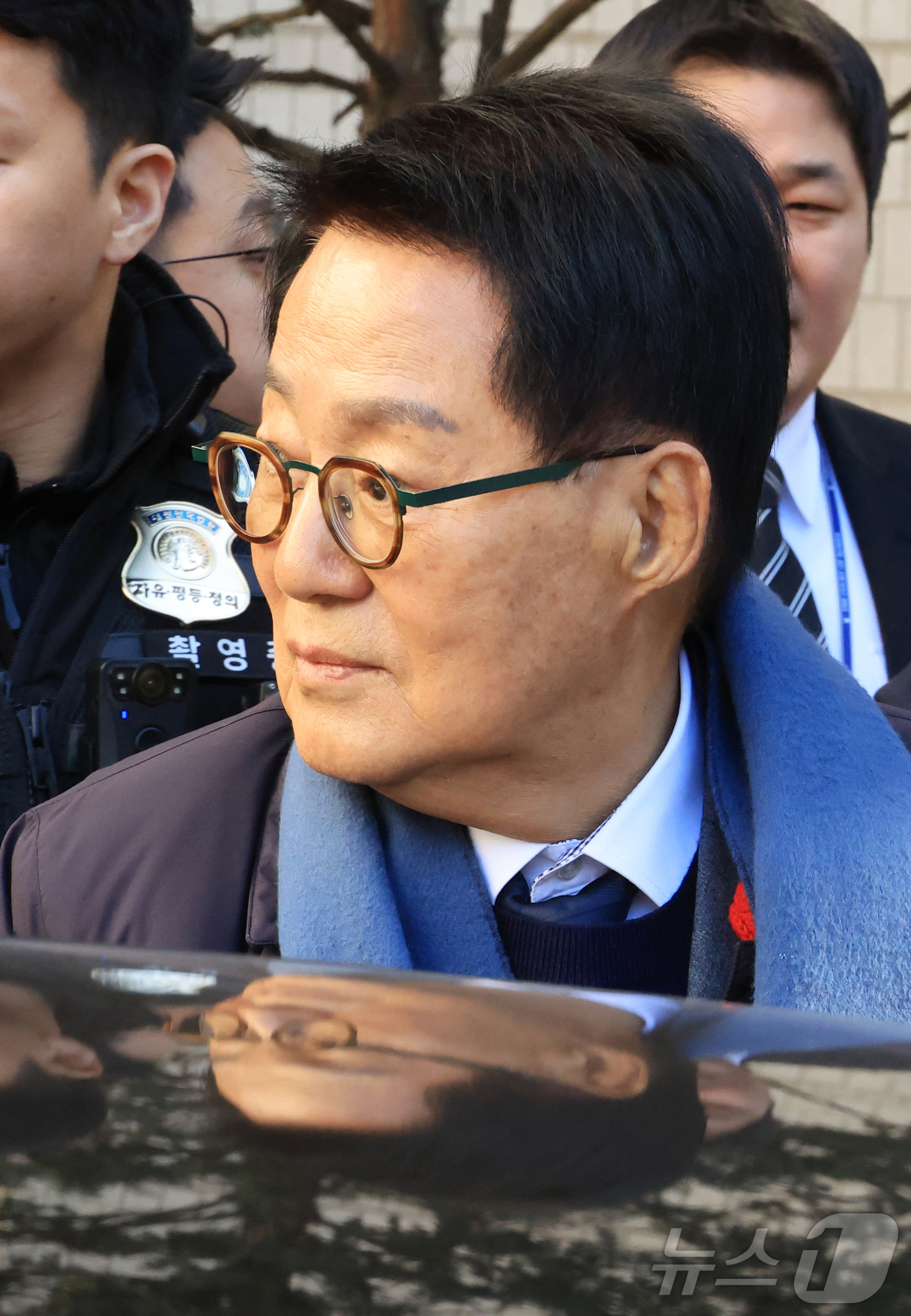 (서울=뉴스1) 오대일 기자 = 2020년 서해에서 발생한 공무원 피격 사건을 은폐하려 한 혐의로 재판에 넘겨진 박지원 전 국가정보원장이 26일 서울 서초구 중앙지법에서 무죄를 선 …