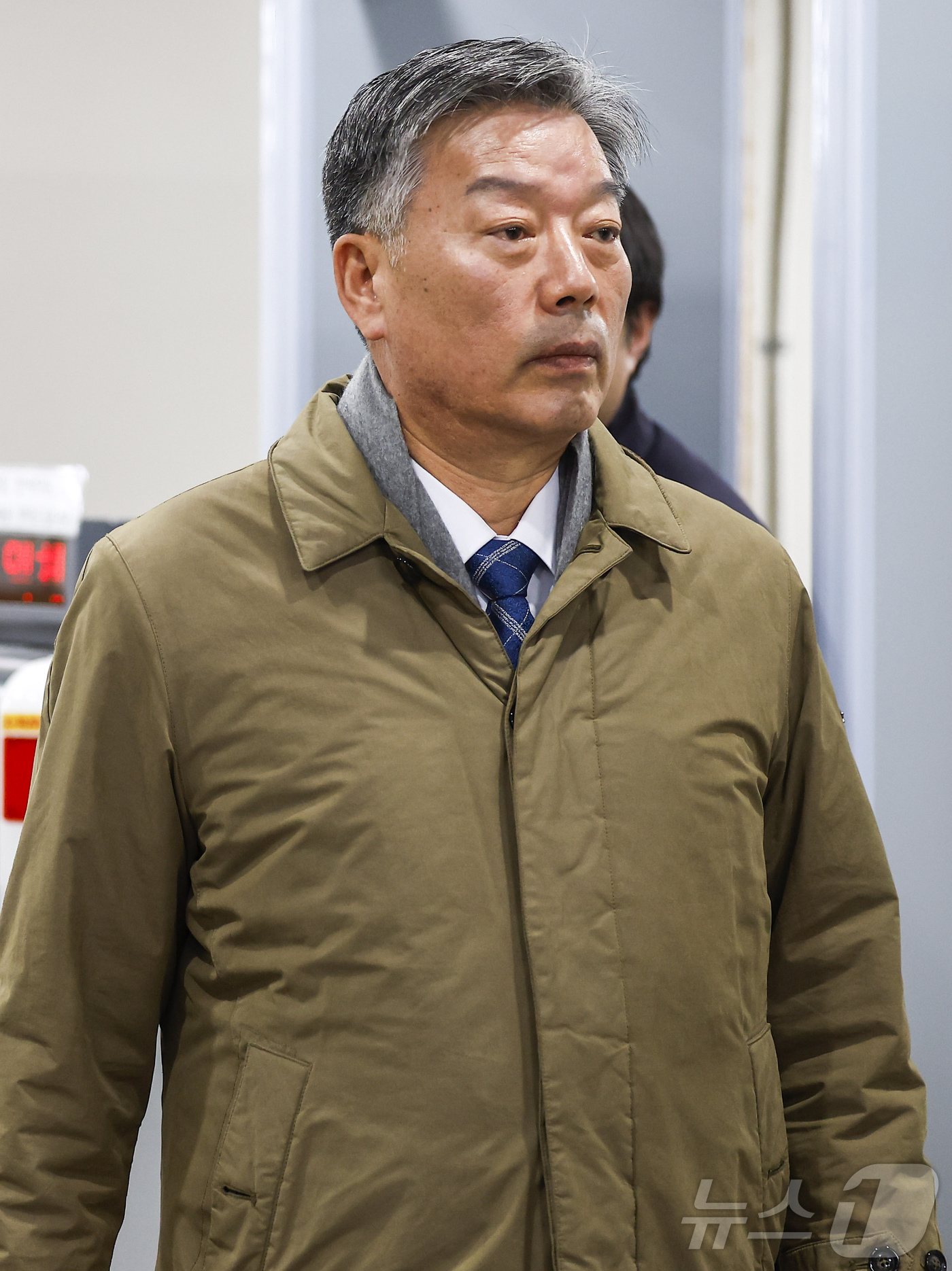 (서울=뉴스1) 오대일 기자 = '서해 공무원 피격 사건' 은폐 시도 및 '월북몰이' 혐의로 재판에 넘겨진 김홍희 전 해양경찰청장이 선고기일을 마친 뒤 법원을 나서고 있다. (공동 …