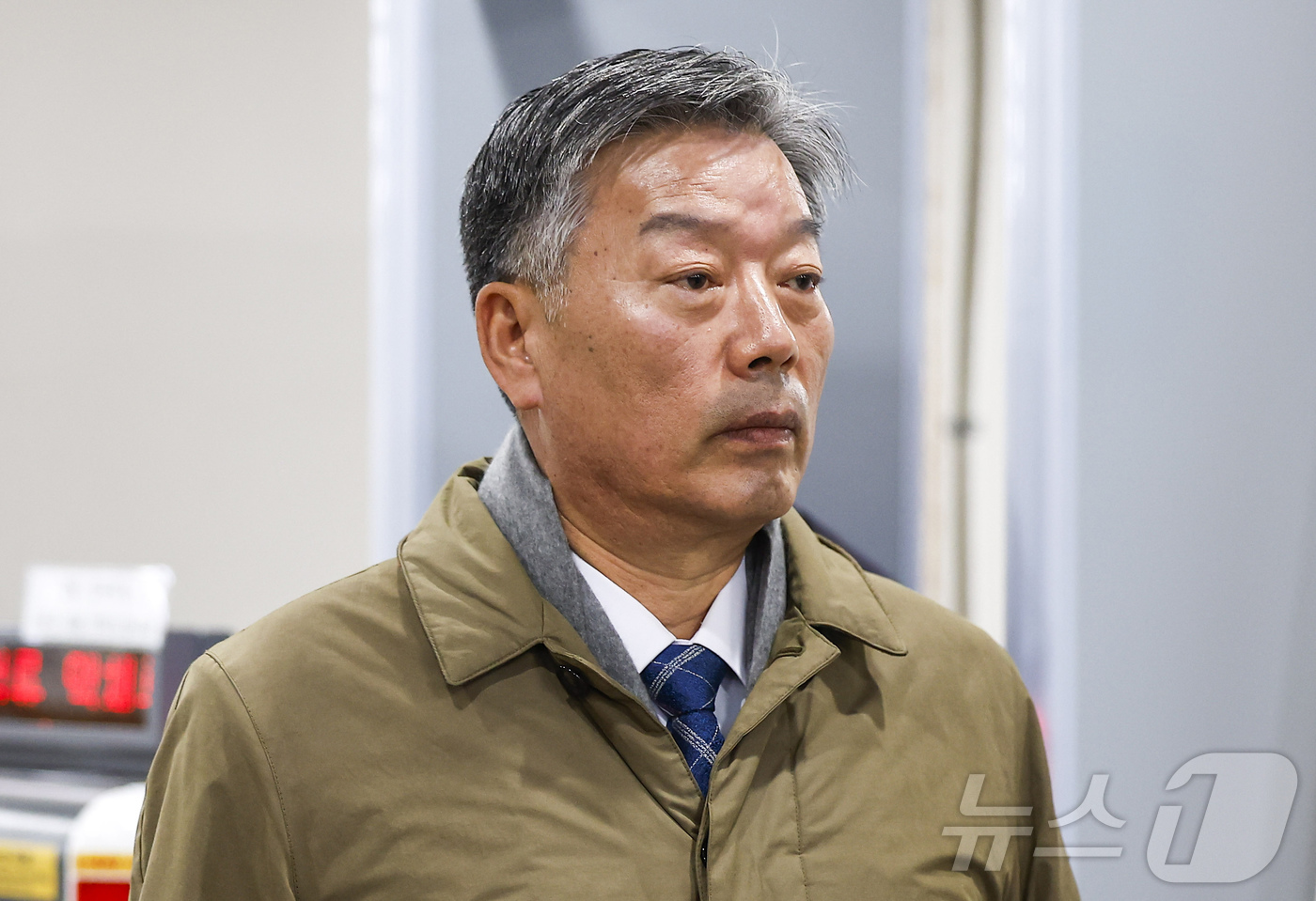 (서울=뉴스1) 오대일 기자 = '서해 공무원 피격 사건' 은폐 시도 및 '월북몰이' 혐의로 재판에 넘겨진 김홍희 전 해양경찰청장이 선고기일을 마친 뒤 법원을 나서고 있다. (공동 …