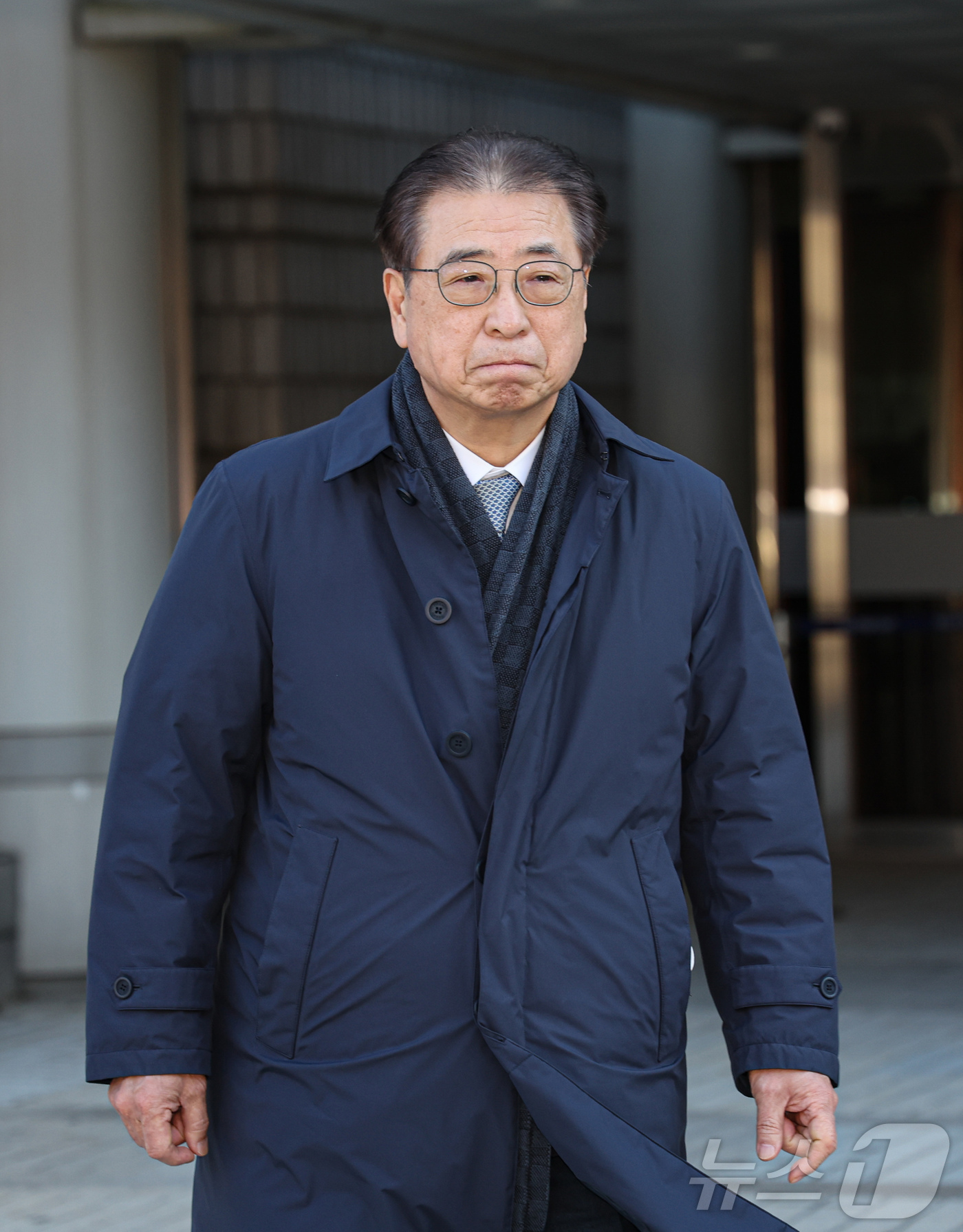 (서울=뉴스1) 오대일 기자 = '서해 공무원 피격 사건' 은폐 시도 및 '월북몰이' 혐의로 재판에 넘겨진 서훈 전 국가안보실장이 선고기일을 마친 뒤 법원을 나서고 있다. 이날 서 …