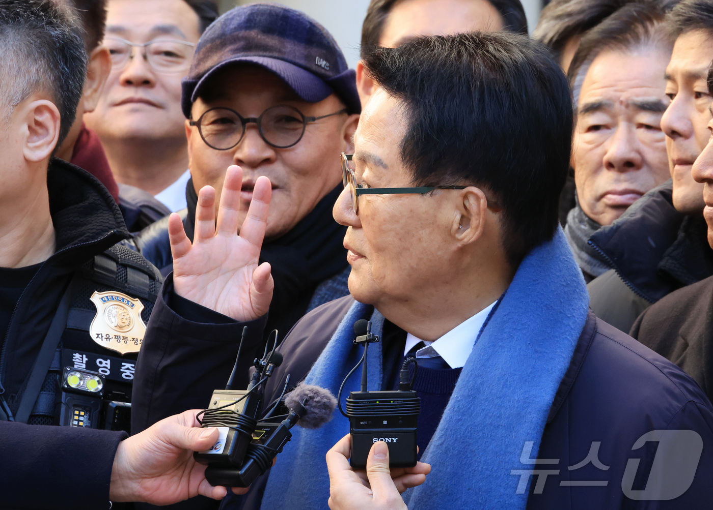 (서울=뉴스1) 오대일 기자 = 2020년 서해에서 발생한 공무원 피격 사건을 은폐하려 한 혐의로 재판에 넘겨진 박지원 전 국가정보원장이 26일 서울 서초구 중앙지법에서 무죄를 선 …