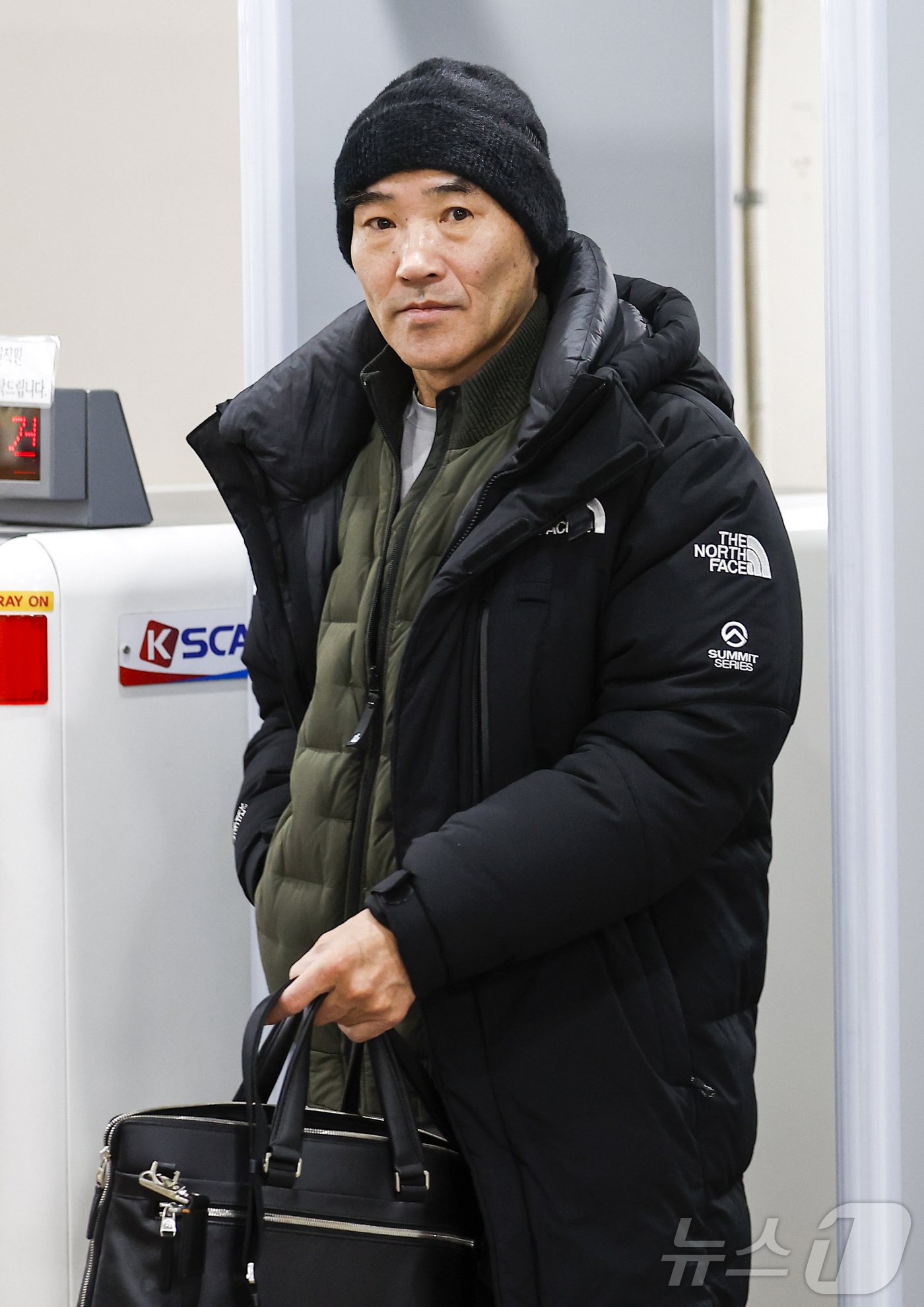 (서울=뉴스1) 오대일 기자 = 서해 공무원 피격사건의 유가족 이래진 씨가 26일 서울 서초구 서울중앙지방법원에서 열린 '서해 공무원 피격 사건' 은폐 시도 및 '월북몰이' 사건 …