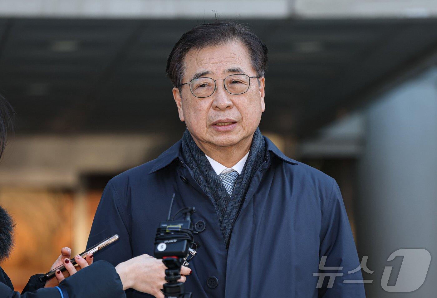 본문 이미지 - '서해 공무원 피격 사건' 은폐 시도 및 '월북몰이' 혐의로 재판에 넘겨진 서훈 전 국가안보실장이 선고기일을 마친 뒤 법원을 나서고 있다.  (공동취재) 2025.12.26/뉴스1 ⓒ News1 오대일 기자