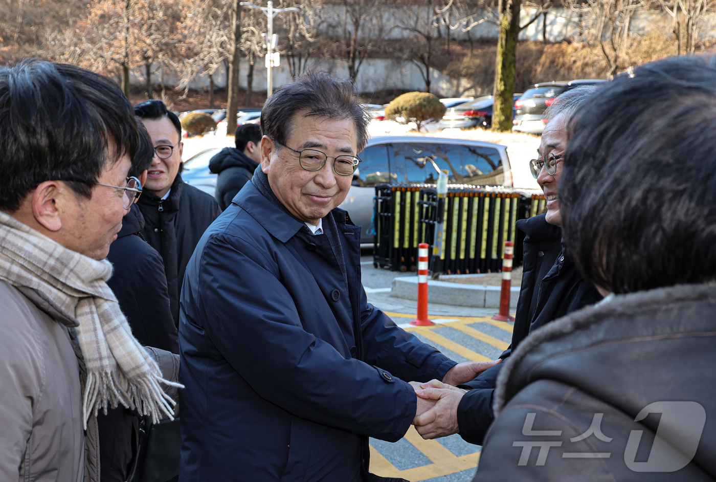 (서울=뉴스1) 오대일 기자 = '서해 공무원 피격 사건' 은폐 시도 및 '월북몰이' 혐의로 재판에 넘겨진 서훈 전 국가안보실장이 선고기일을 마친 뒤 법원을 나서고 있다. 이날 서 …
