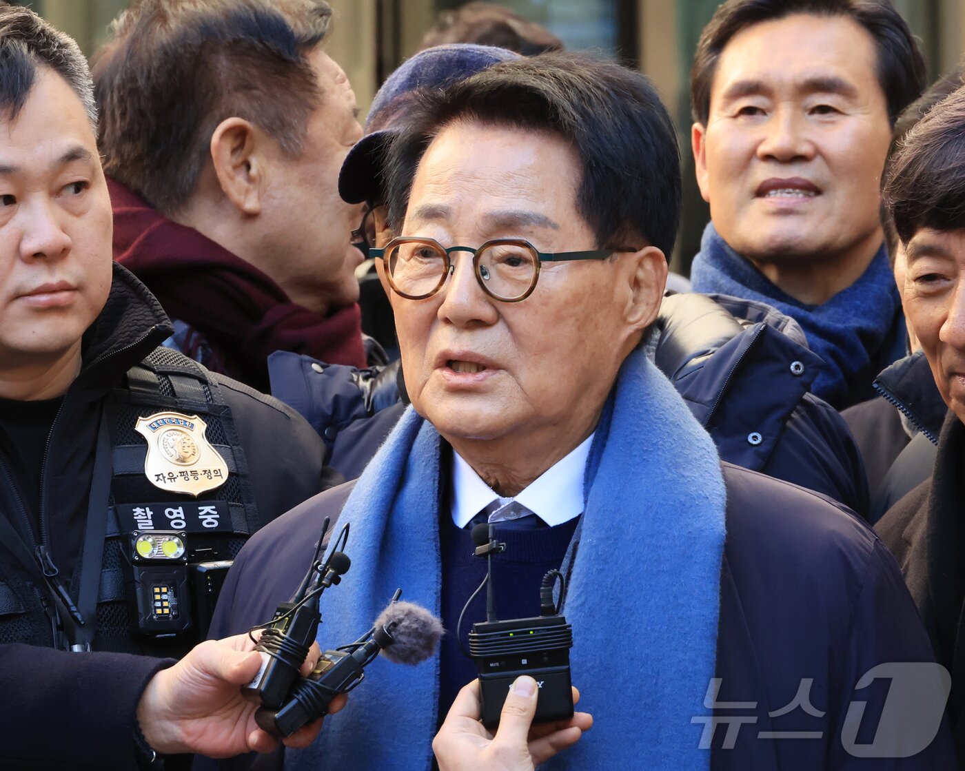 본문 이미지 - 2020년 서해에서 발생한 공무원 피격 사건을 은폐하려 한 혐의로 재판에 넘겨진 박지원 전 국가정보원장이 지난달 26일 서울 서초구 중앙지법에서 무죄를 선고받고 법원을 나서며 발언하고 있다. (공동취재)/뉴스1 ⓒ News1 오대일 기자