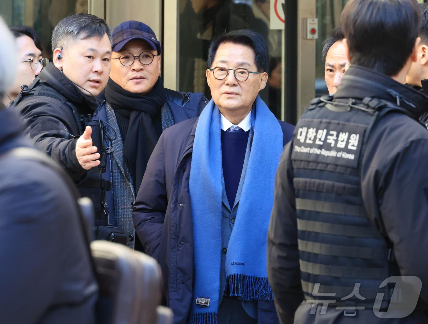 (서울=뉴스1) 오대일 기자 = 2020년 서해에서 발생한 공무원 피격 사건을 은폐하려 한 혐의로 재판에 넘겨진 박지원 전 국가정보원장이 26일 서울 서초구 중앙지법에서 무죄를 선 …