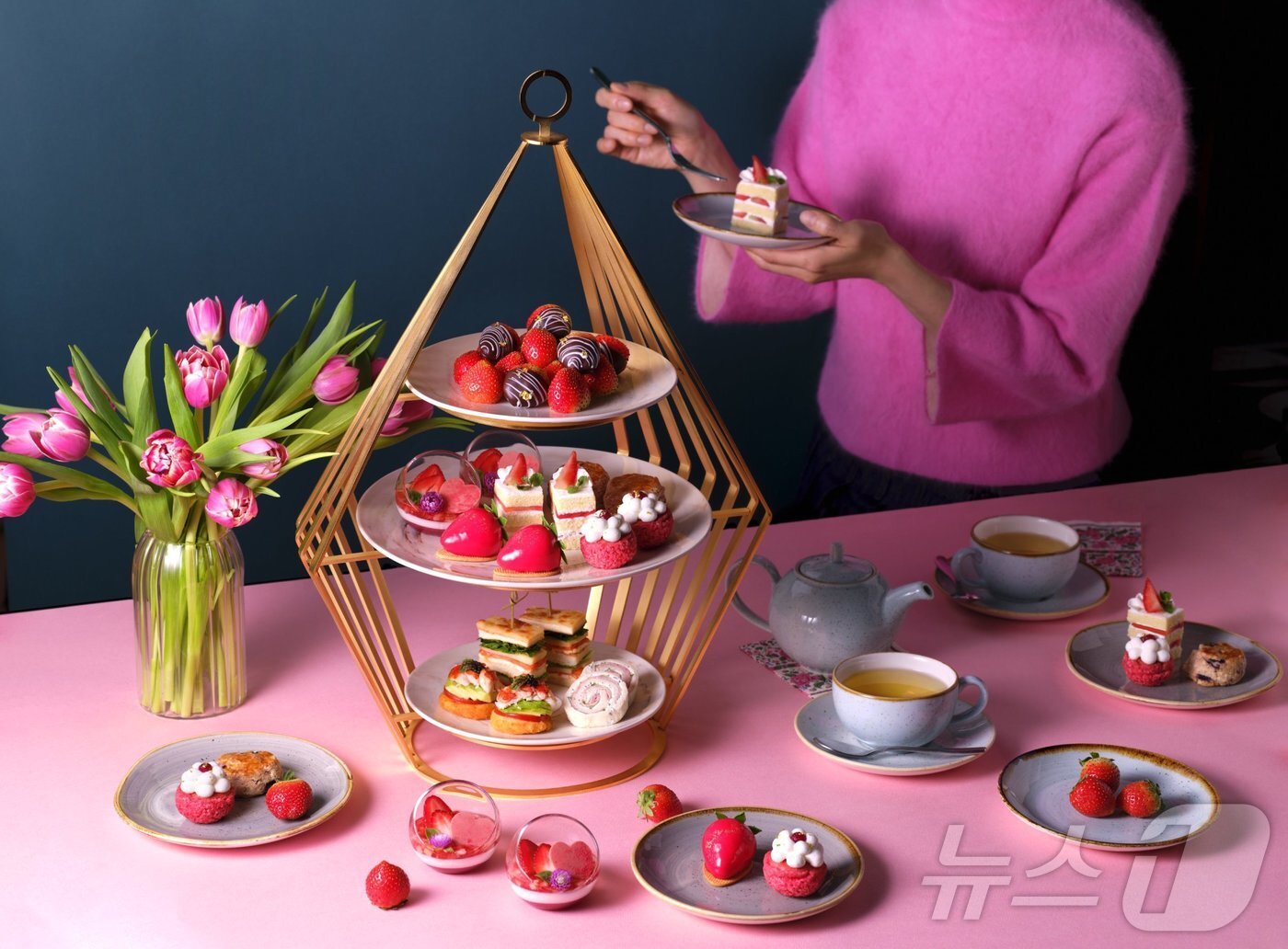 본문 이미지 - 딸기 애프터눈티(더블트리바이힐튼 제공)