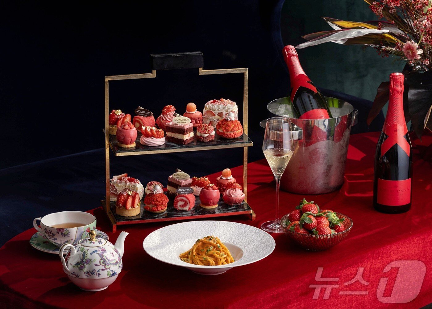 본문 이미지 - 딸기 애프터눈티세트 프로모션(몬드리안서울이태원 제공)