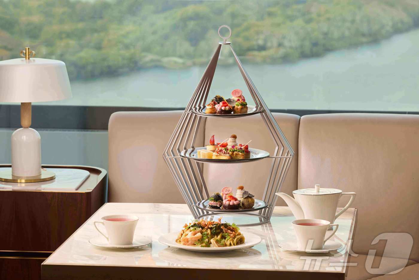 본문 이미지 - 딸기 애프터눈티(호텔나루서울엠갤러리 제공)