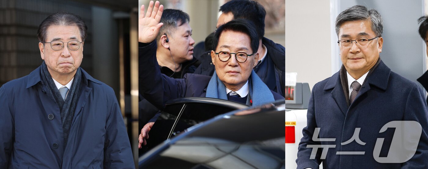 본문 이미지 - '서해 공무원 피격 사건' 은폐 시도 및 '월북 몰이' 혐의로 기소된 서훈 전 국가안보실장(왼쪽부터), 박지원 전 국가정보원장, 서욱 전 국방부 장관이 26일 오후 서울 서초구 서울중앙지방법원에서 열린 '서해피격 은폐 의혹' 1심 선고 공판에서 무죄를 선고받은 후 소감을 밝히고 있다. (공동취재) 2025.12.26/뉴스1 ⓒ News1 오대일 기자