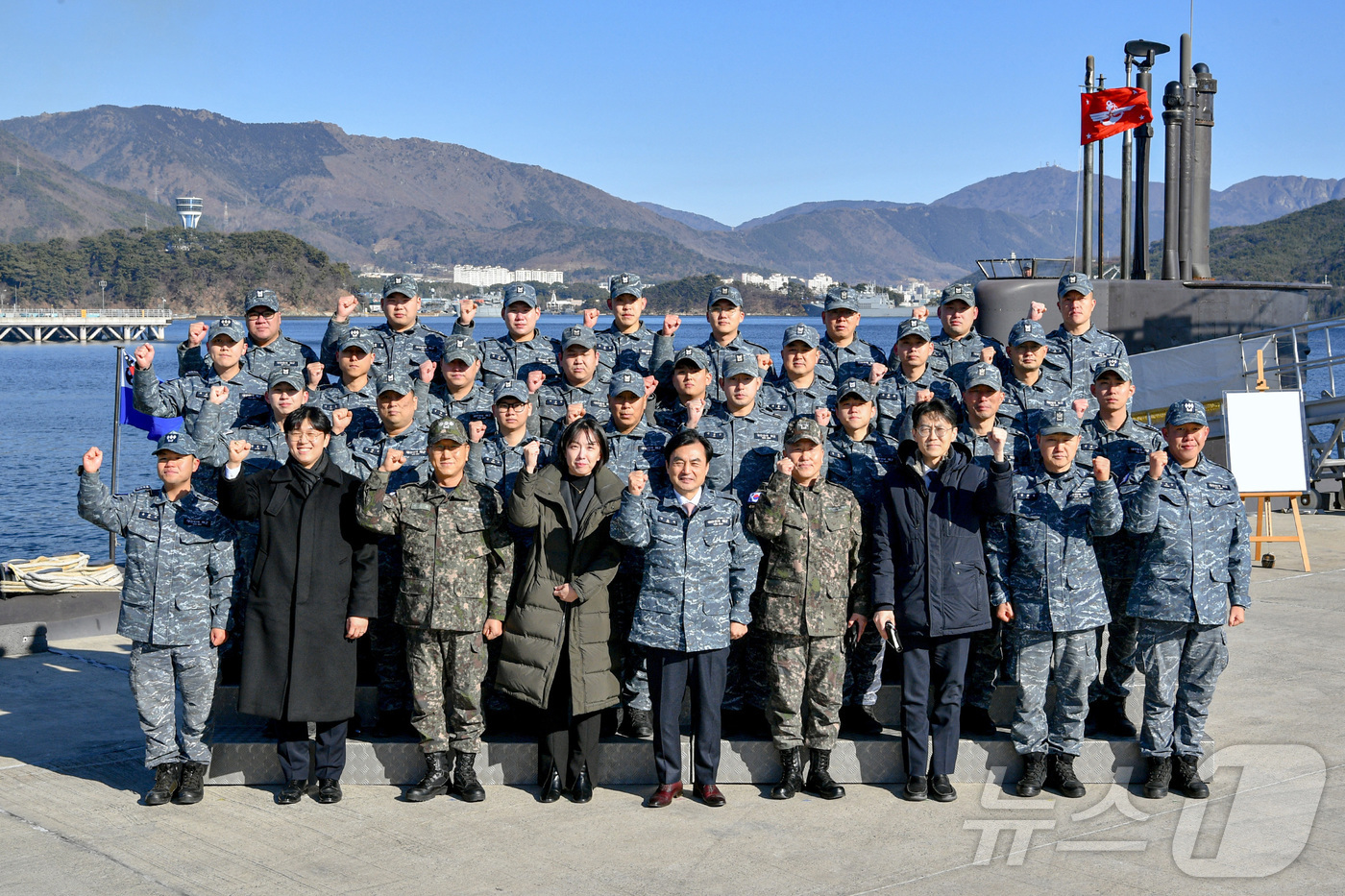 (서울=뉴스1) = 26일 경남 창원 해군잠수함사령부를 방문한 안규백 국방부장광(가운데)이 오는 29일 퇴역식을 앞둔 대한민국 최초 잠수함 장보고함 앞에서 장병들과 기념 사진 촬영 …