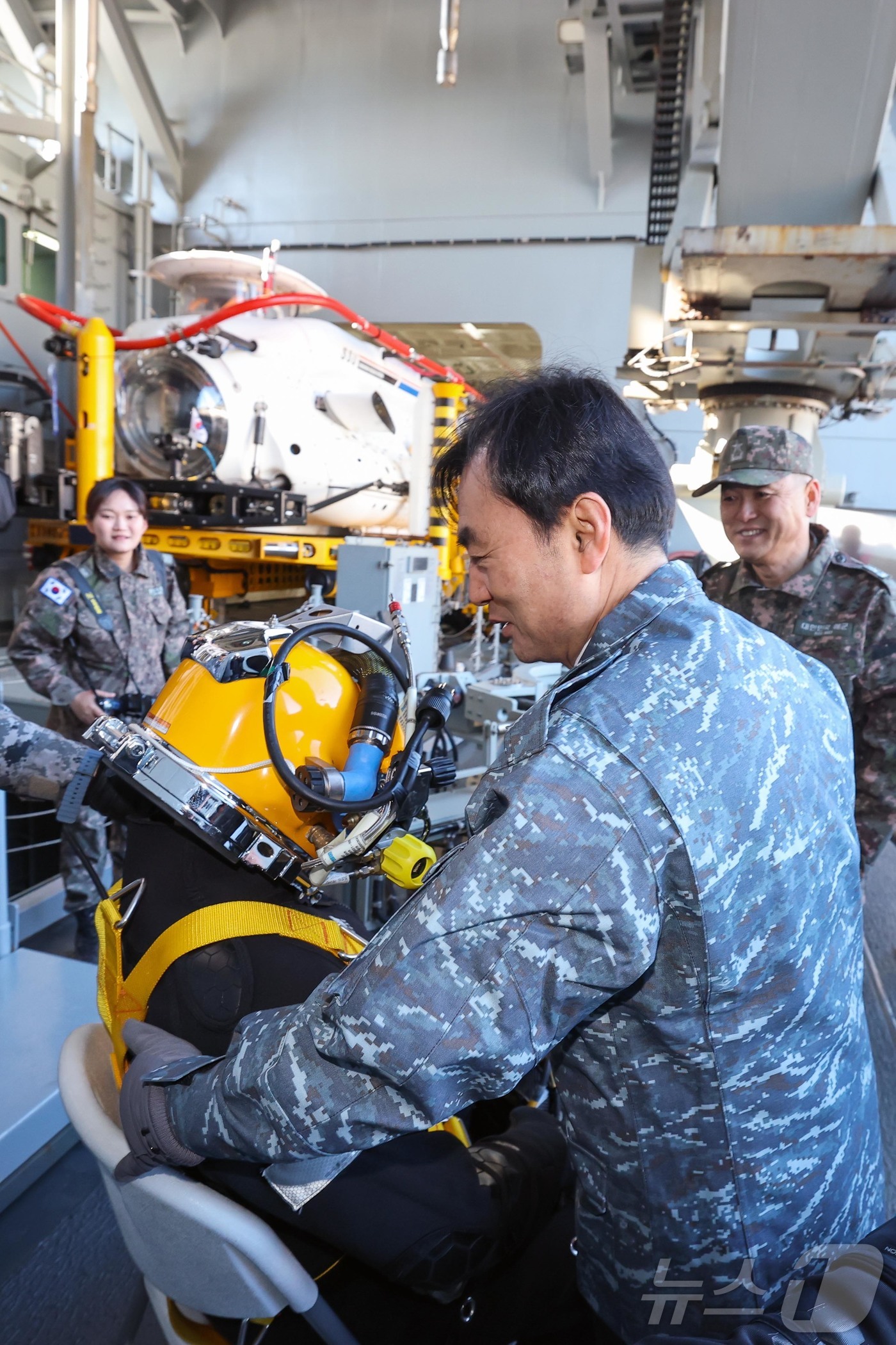 (서울=뉴스1) = 안규백 국방부 장관이 26일 경남 창원 해군특수전전단 UDT/SEAL 부대를 방문해 SSU 대원을 격려하고 있다. (국방부 제공. 재판매 및 DB 금지) 202 …