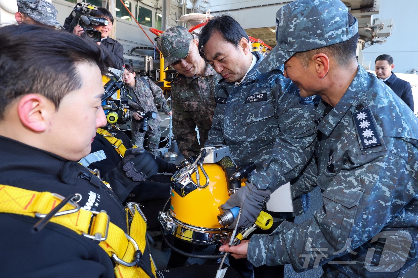 (서울=뉴스1) = 안규백 국방부 장관이 26일 경남 창원 해군특수전전단 UDT/SEAL 부대를 방문해 SSU 대원의 구조장비를 확인하고 있다. (국방부 제공. 재판매 및 DB 금 …