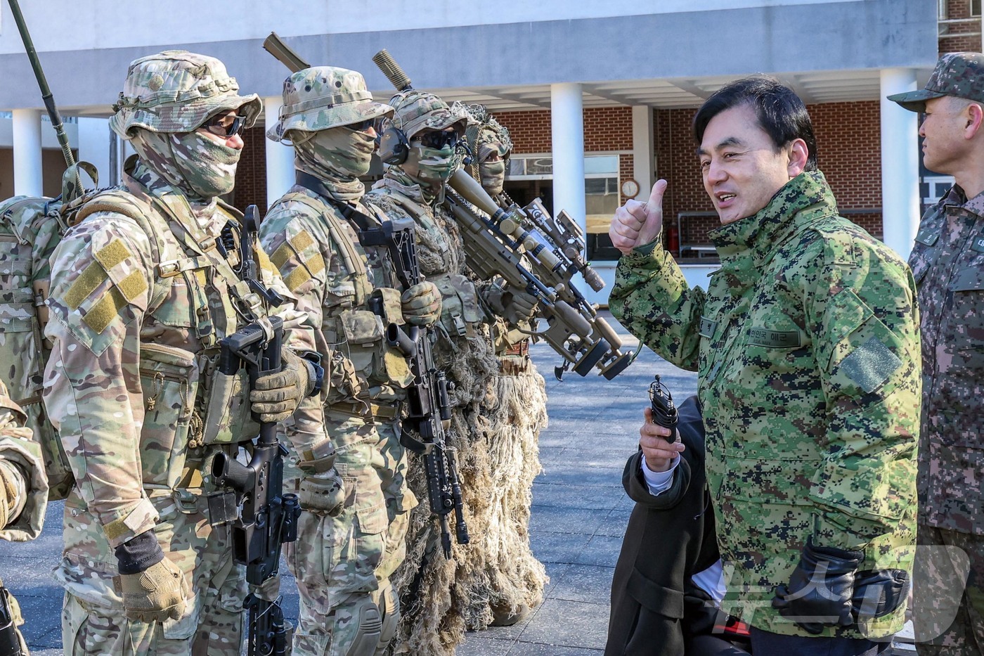 (서울=뉴스1) = 안규백 국방부 장관이 26일 경남 창원 해군특수전전단 UDT/SEAL 부대를 방문해 특전요원들을 격려하고 있다. (국방부 제공. 재판매 및 DB 금지)  202 …