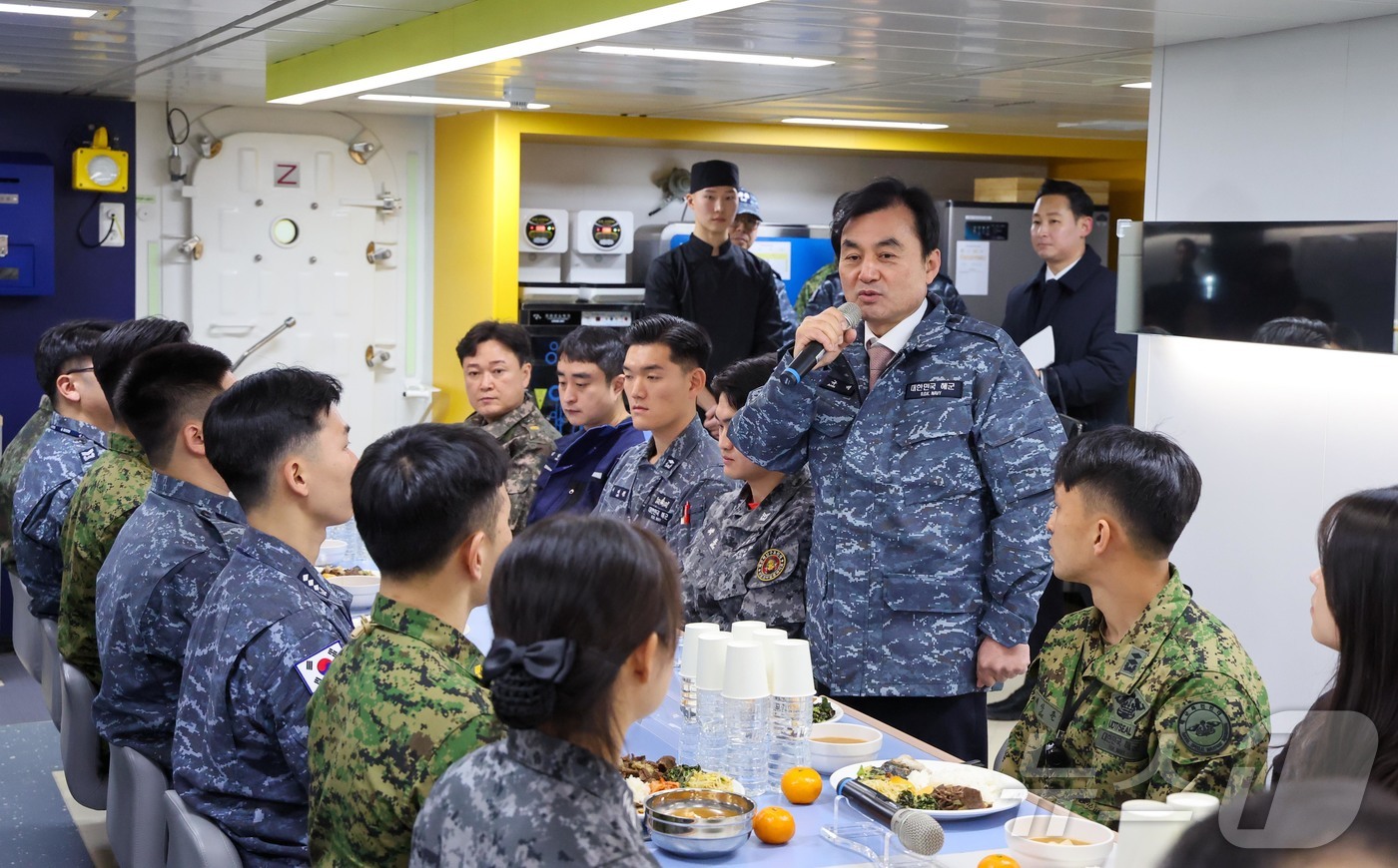 (서울=뉴스1) = 안규백 국방부 장관이 26일 경남 창원 해군특수전전단 UDT/SEAL 부대를 방문해 오찬에 앞서 장병들을 격려하고 있다. (국방부 제공. 재판매 및 DB 금지) …