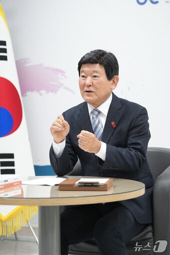 본문 이미지 -   인터뷰 하는 김광수 교육감/뉴스1