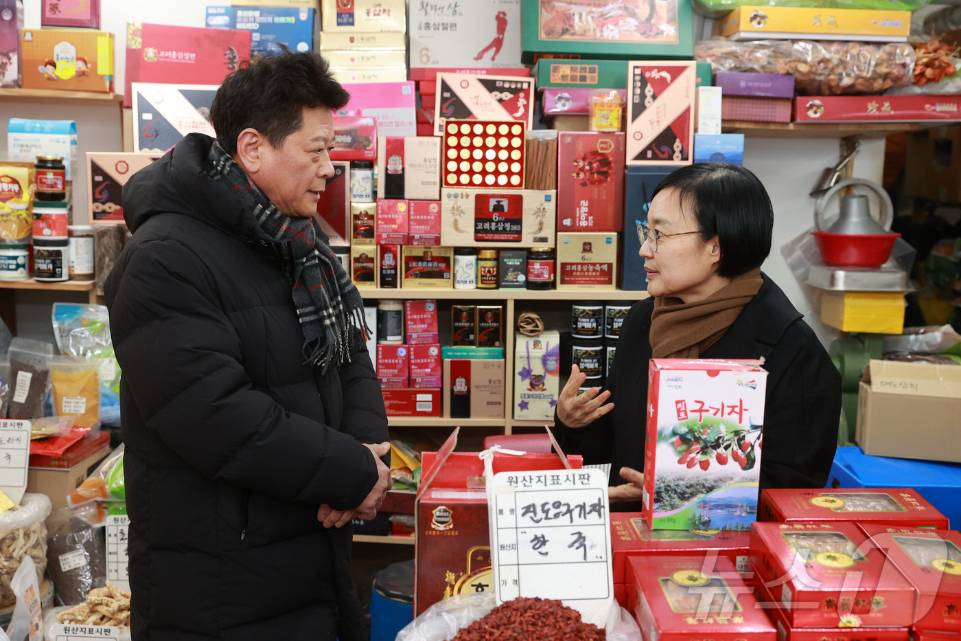 (서울=뉴스1) = 한성숙 중소벤처기업부 장관이 26일 서울 동대문구 경동시장을 방문해 상인과 대화하고 있다. (중소벤처기업부 제공. 재판매 및 DB 금지) 2025.12.26/뉴 …