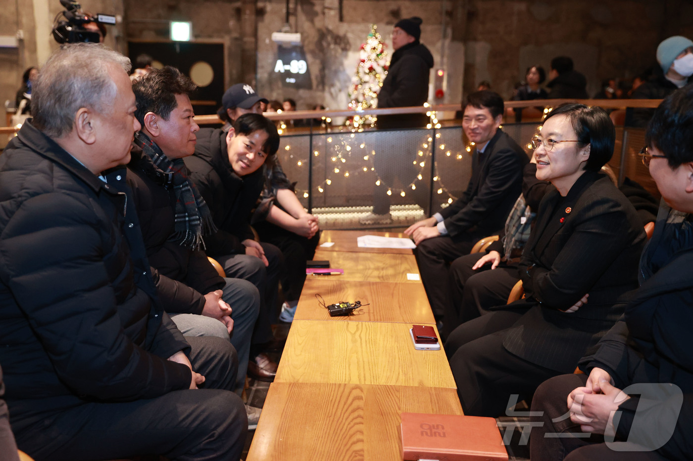 (서울=뉴스1) = 한성숙 중소벤처기업부 장관이 26일 서울 동대문구 경동시장을 방문해 청년 상인들과 차담회를 하고 있다. (중소벤처기업부 제공. 재판매 및 DB 금지) 2025. …