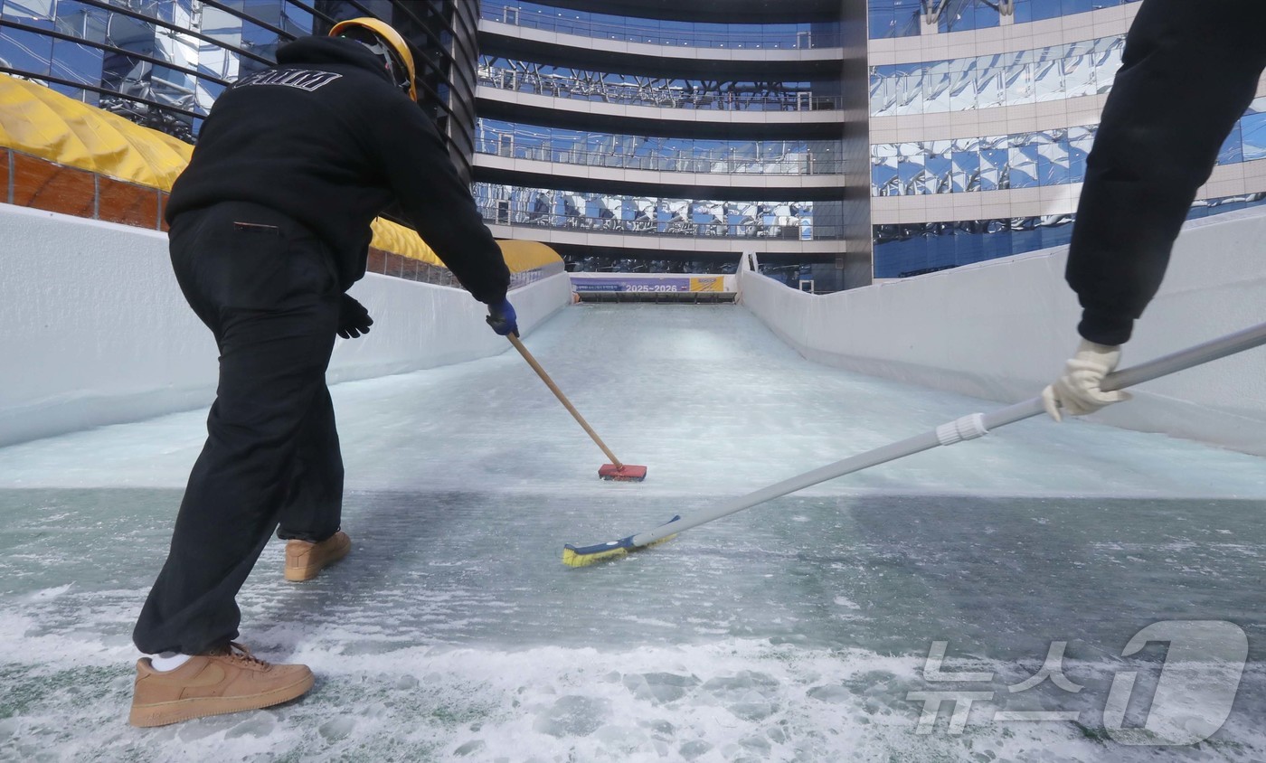 (서울=뉴스1) = 송파구가 오는 27일부터 내년 1월 25일까지 문정동 가든파이브 라이프 중앙광장에서 ‘2025 하하호호 눈썰매장’을 운영한다고 26일 밝혔다.기온 상승으로 제설 …