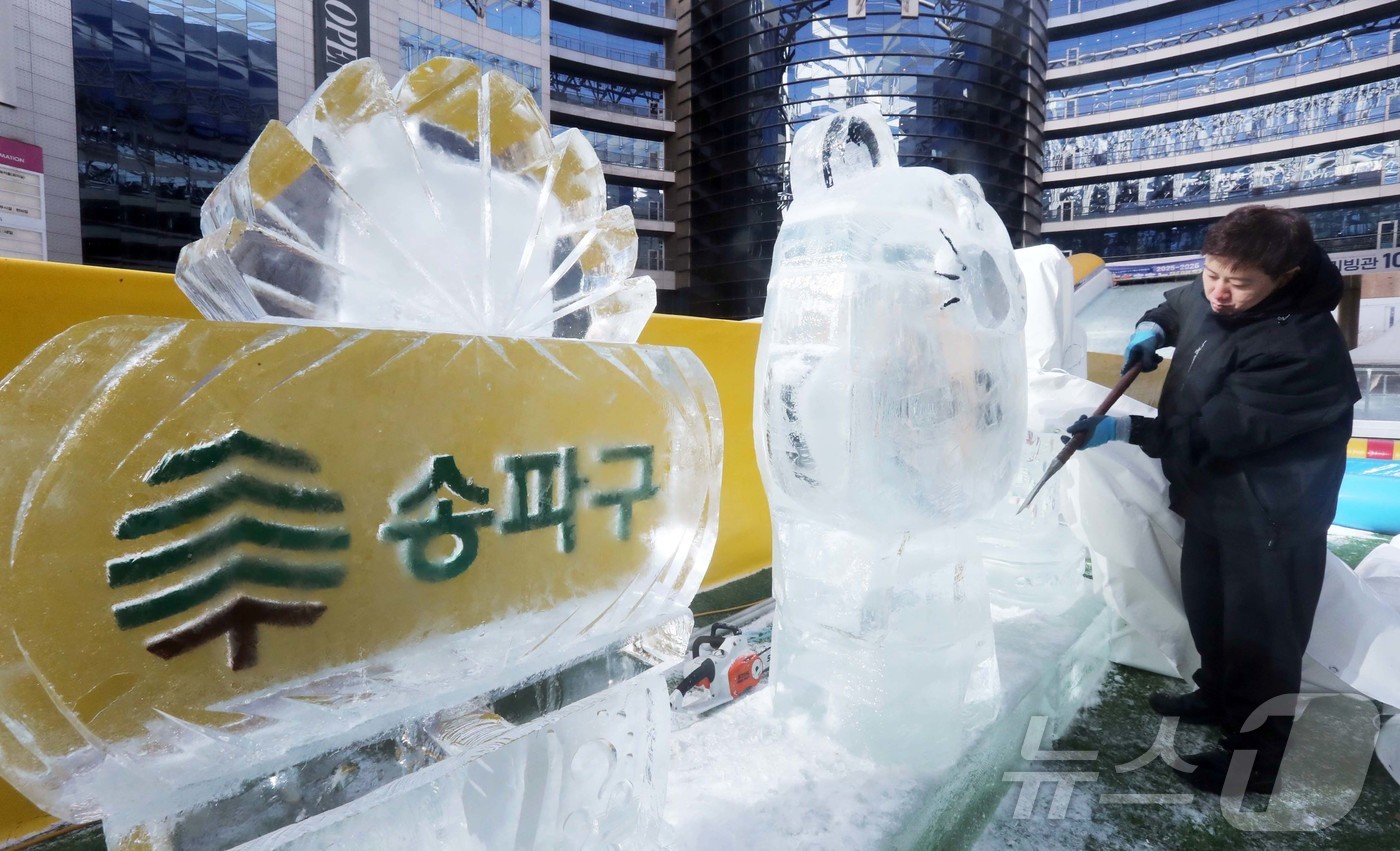 (서울=뉴스1) = 송파구가 오는 27일부터 내년 1월 25일까지 문정동 가든파이브 라이프 중앙광장에서 ‘2025 하하호호 눈썰매장’을 운영한다고 26일 밝혔다.기온 상승으로 제설 …