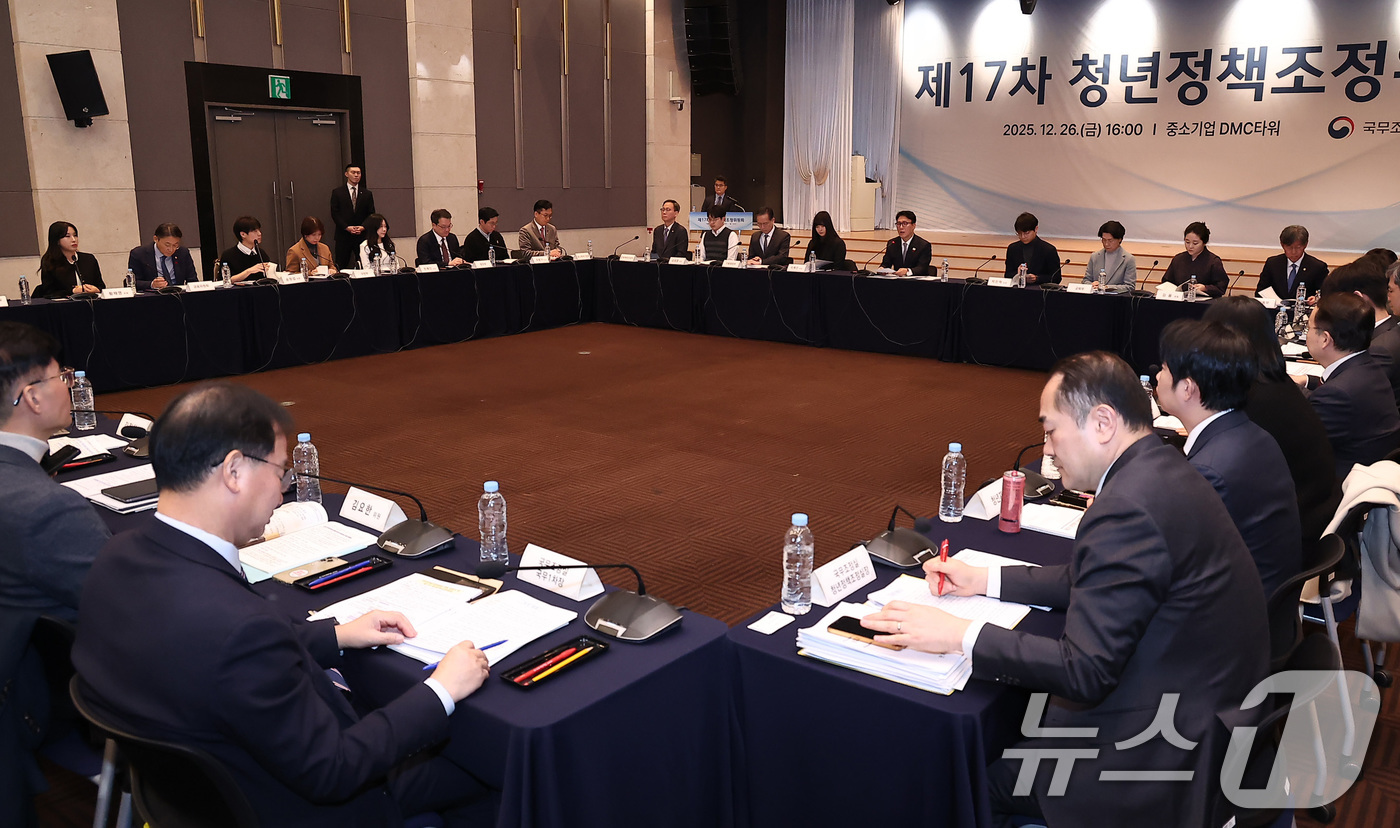 (서울=뉴스1) 김성진 기자 = 김민석 국무총리가 26일 서울 마포구 중소기업DMC타워에서 열린 제17차 청년정책조정위원회 회의에서 모두발언을 하고 있다. 2025.12.26/뉴스 …