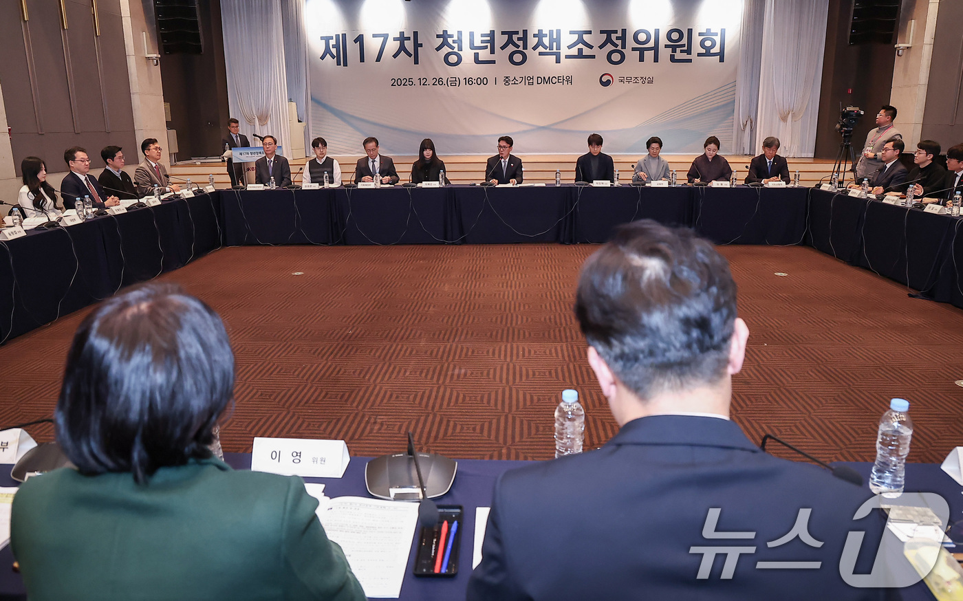 (서울=뉴스1) 김성진 기자 = 김민석 국무총리가 26일 서울 마포구 중소기업DMC타워에서 열린 제17차 청년정책조정위원회 회의에서 모두발언을 하고 있다. 2025.12.26/뉴스 …