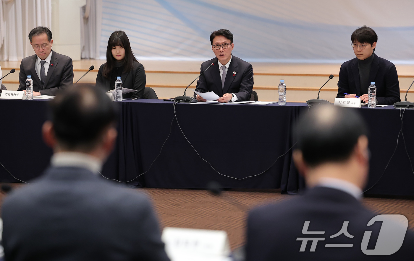 (서울=뉴스1) 김성진 기자 = 김민석 국무총리가 26일 서울 마포구 중소기업DMC타워에서 열린 제17차 청년정책조정위원회 회의에서 모두발언을 하고 있다. 2025.12.26/뉴스 …