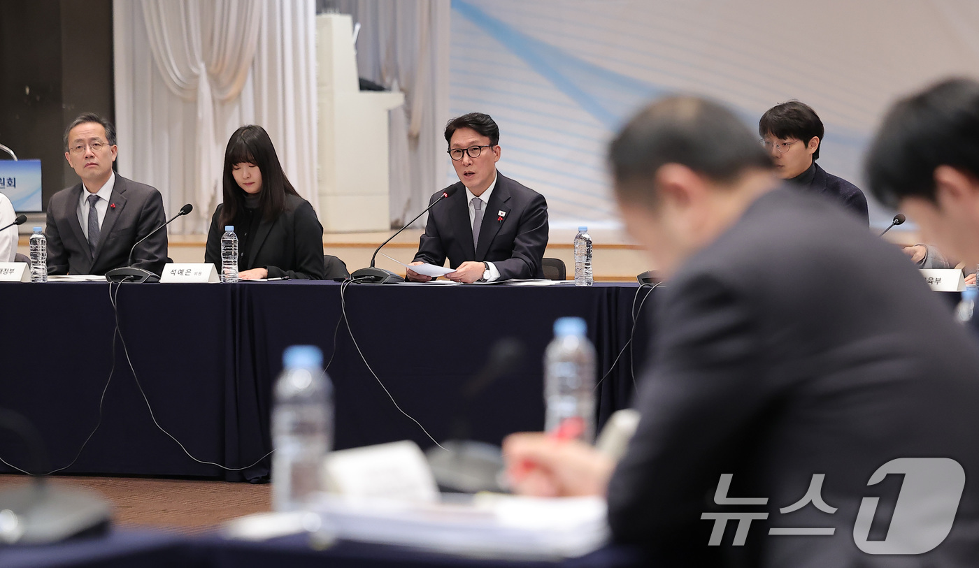 (서울=뉴스1) 김성진 기자 = 김민석 국무총리가 26일 서울 마포구 중소기업DMC타워에서 열린 제17차 청년정책조정위원회 회의에서 모두발언을 하고 있다. 2025.12.26/뉴스 …