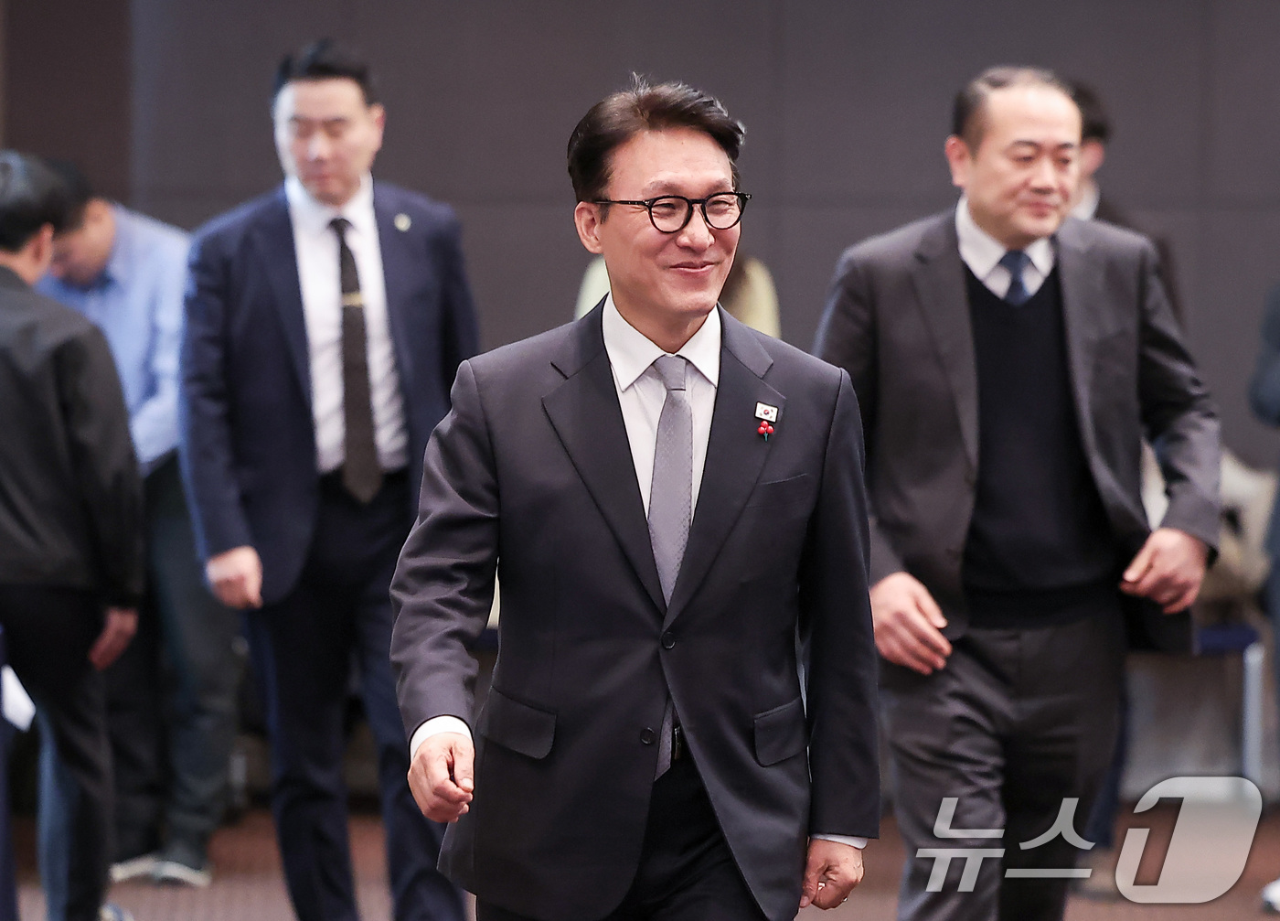 (서울=뉴스1) 김성진 기자 = 김민석 국무총리가 26일 서울 마포구 중소기업DMC타워에서 열린 제17차 청년정책조정위원회 회의에 참석하고 있다. 2025.12.26/뉴스1