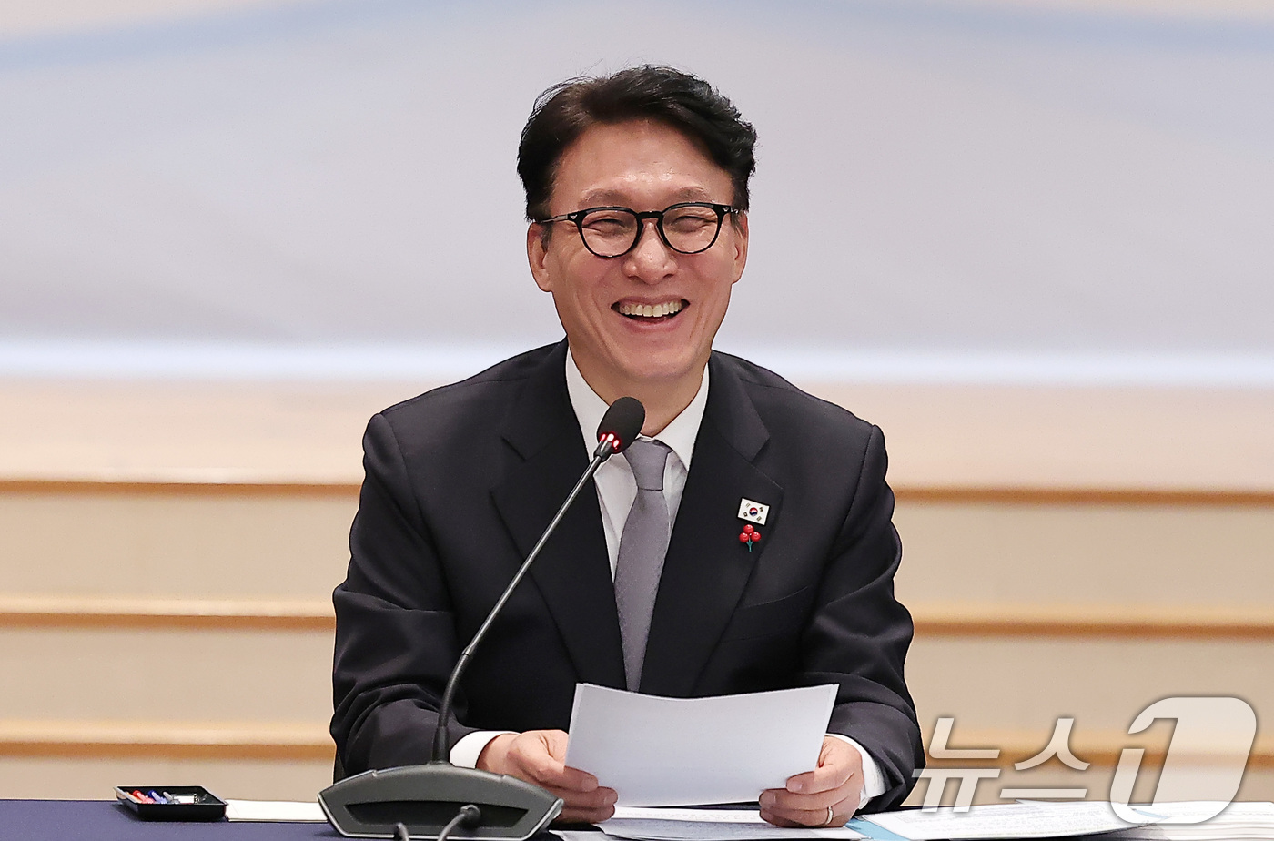 (서울=뉴스1) 김성진 기자 = 김민석 국무총리가 26일 서울 마포구 중소기업DMC타워에서 열린 제17차 청년정책조정위원회 회의에서 모두발언을 하던 도중 미소짓고 있다. 2025. …