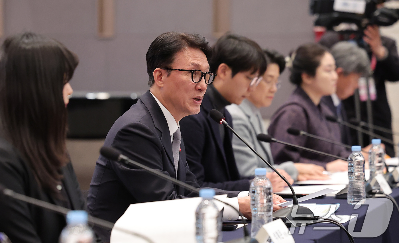 (서울=뉴스1) 김성진 기자 = 김민석 국무총리가 26일 서울 마포구 중소기업DMC타워에서 열린 제17차 청년정책조정위원회 회의에서 모두발언을 하고 있다. 2025.12.26/뉴스 …