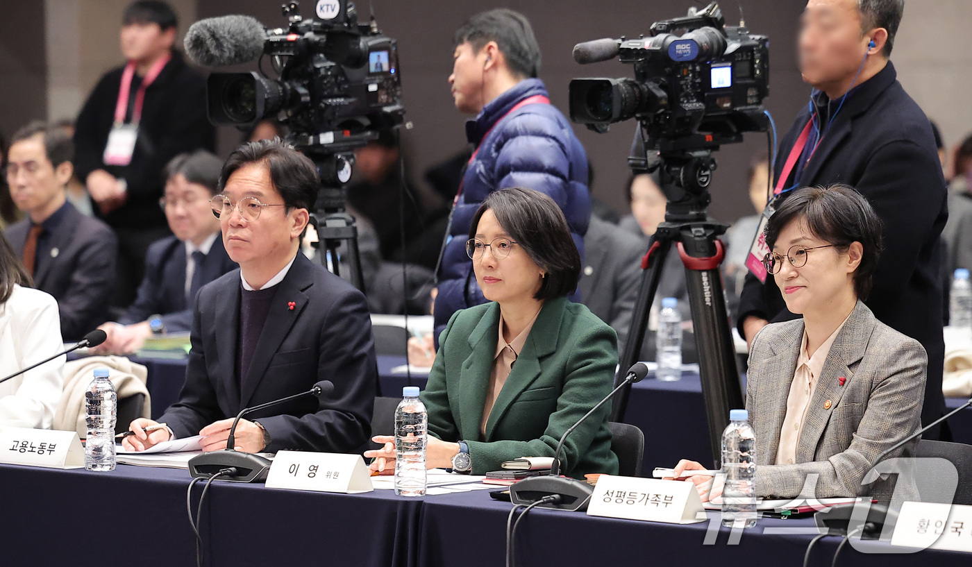 (서울=뉴스1) 김성진 기자 = 김영훈 고용노동부 장관(왼쪽부터), 이영 위원, 원민경 성평등가족부 장관이 26일 서울 마포구 중소기업DMC타워에서 열린 제17차 청년정책조정위원회 …