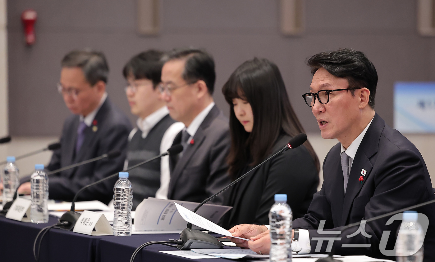 (서울=뉴스1) 김성진 기자 = 김민석 국무총리가 26일 서울 마포구 중소기업DMC타워에서 열린 제17차 청년정책조정위원회 회의에서 모두발언을 하고 있다. 2025.12.26/뉴스 …