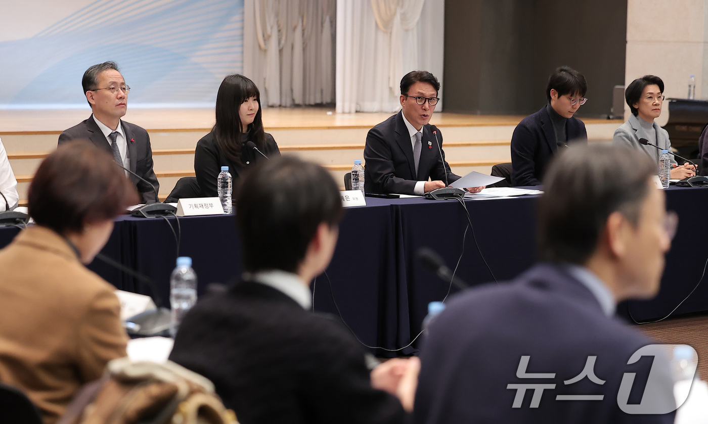 (서울=뉴스1) 김성진 기자 = 김민석 국무총리가 26일 서울 마포구 중소기업DMC타워에서 열린 제17차 청년정책조정위원회 회의에서 모두발언을 하고 있다. 2025.12.26/뉴스 …