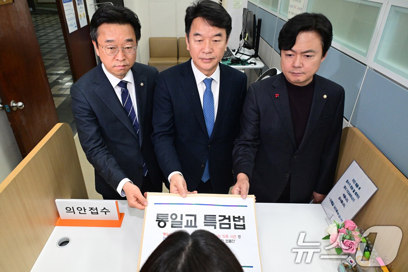 본문 이미지 - 문진석 더불어민주당 원내수석이 26일 서울 여의도 국회 의안과에 통일교 특검법안을 제출하고 있다. (공동취재) 2025.12.26/뉴스1 ⓒ News1 신웅수 기자