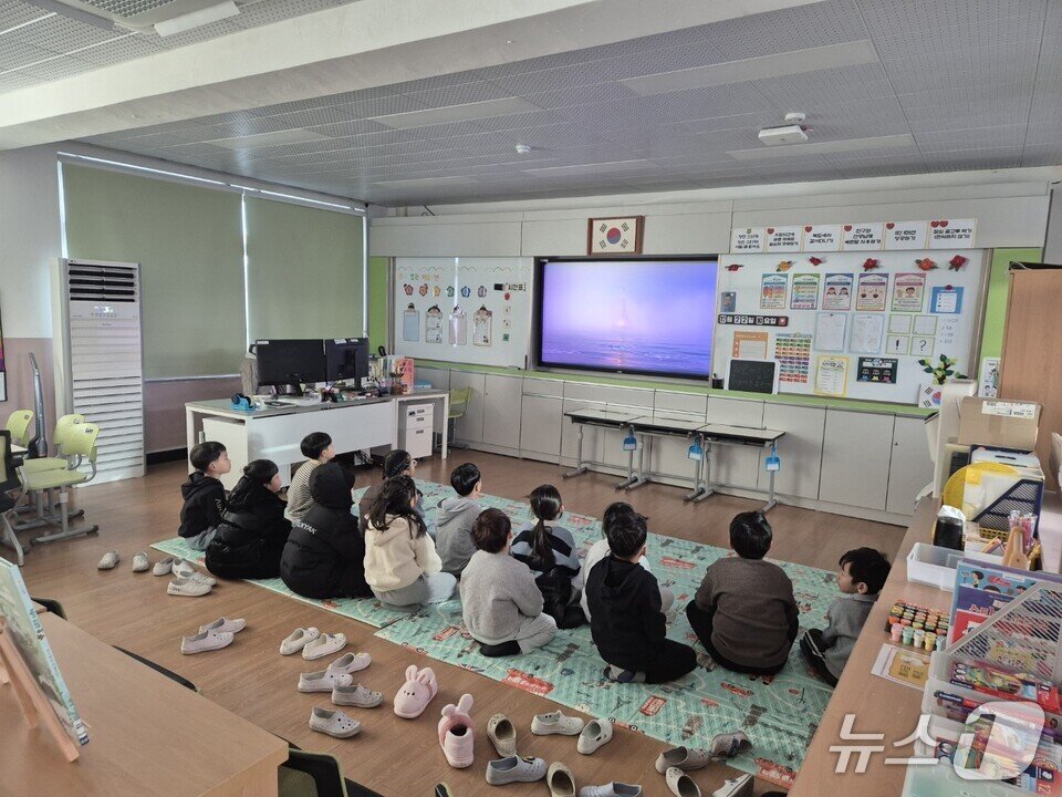 본문 이미지 - '장애공감 교실극장' 에서 학생들이 영상을 시청하고 있다.(전남도교육청 제공, 재판매 및 DB 금지)/뉴스1