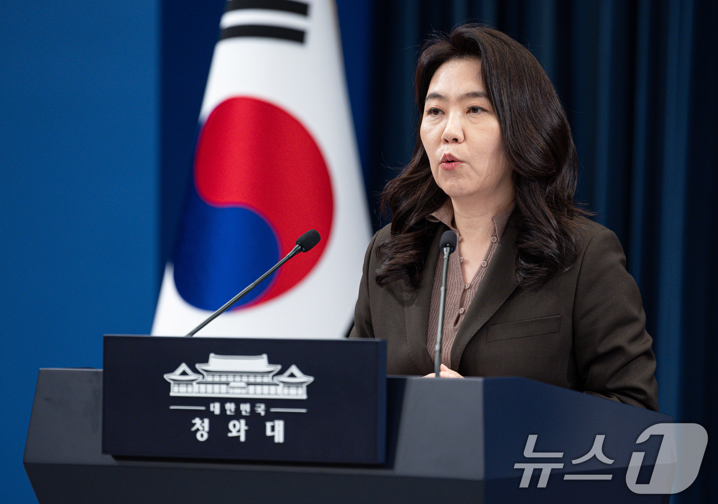 (서울=뉴스1) 이재명 기자 = 강유정 대통령실 대변인이 26일 청와대 춘추관에서 위험직무 순직 유가족 초청 오찬 관련 브리핑을 하고 있다. 2025.12.26/뉴스1