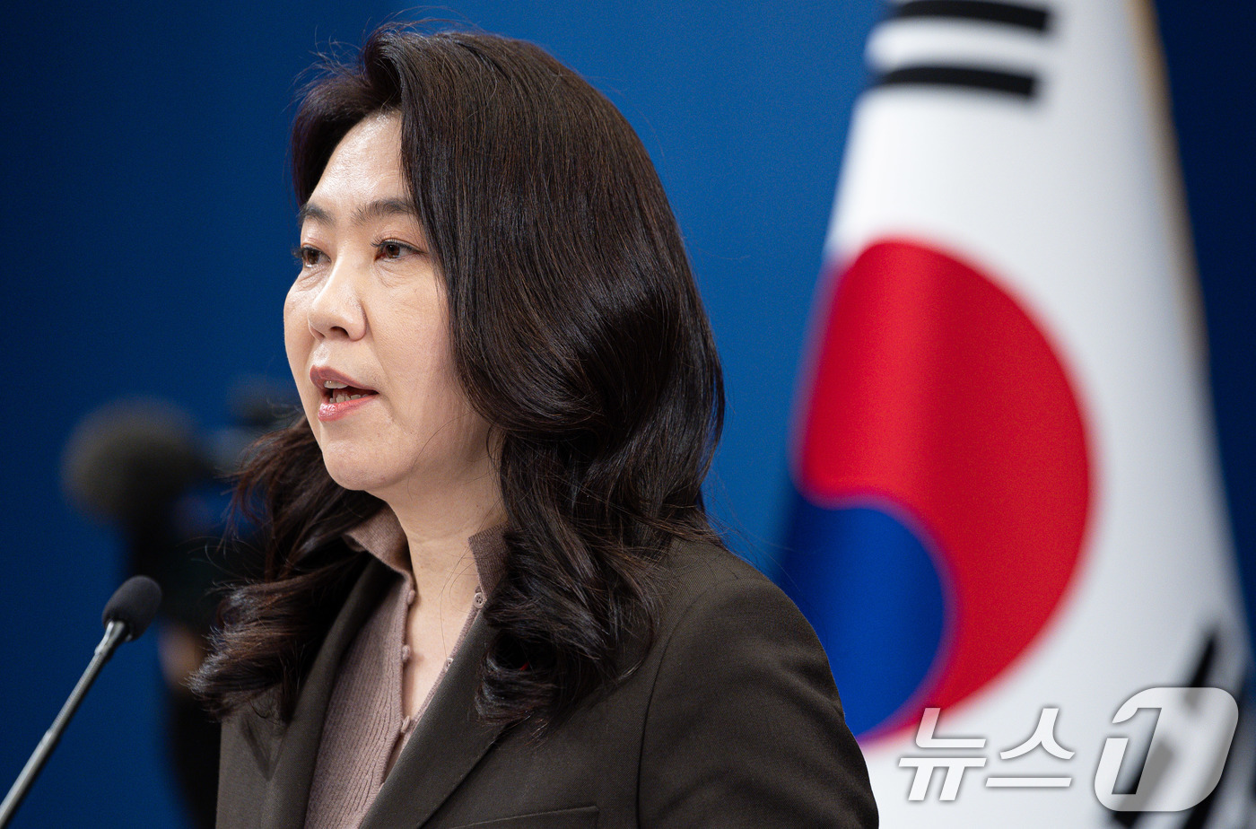 (서울=뉴스1) 이재명 기자 = 강유정 대통령실 대변인이 26일 청와대 춘추관에서 위험직무 순직 유가족 초청 오찬 관련 브리핑을 하고 있다. 2025.12.26/뉴스1