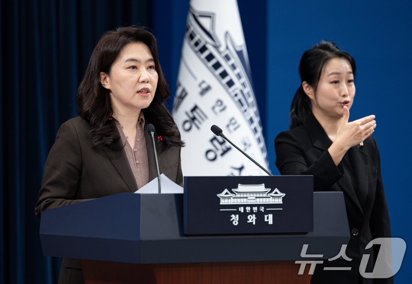 (서울=뉴스1) 이재명 기자 = 강유정 대통령실 대변인이 26일 청와대 춘추관에서 위험직무 순직 유가족 초청 오찬 관련 브리핑을 하고 있다. 2025.12.26/뉴스1