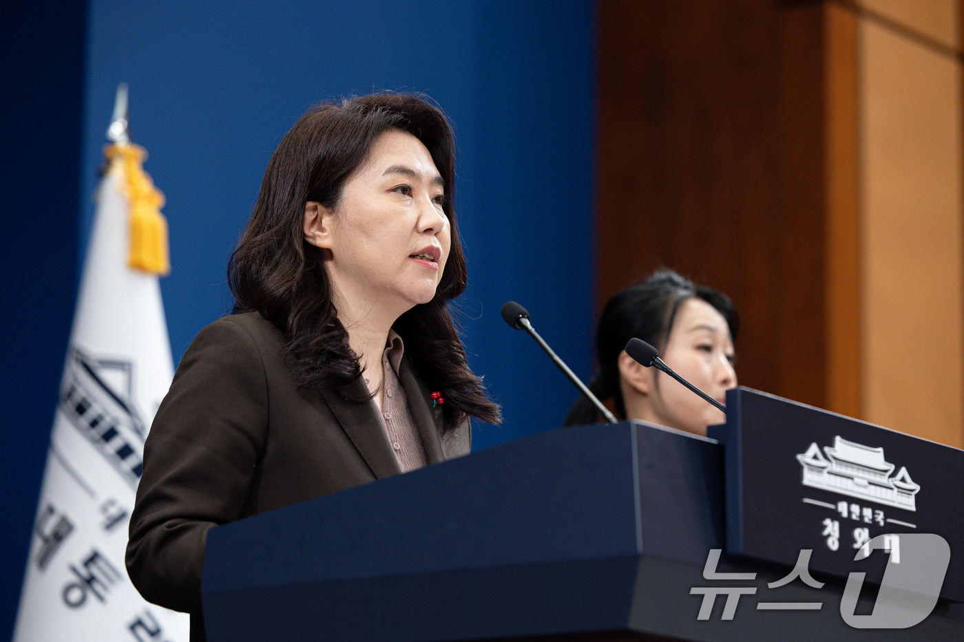 (서울=뉴스1) 이재명 기자 = 강유정 대통령실 대변인이 26일 청와대 춘추관에서 위험직무 순직 유가족 초청 오찬 관련 브리핑을 하고 있다. 2025.12.26/뉴스1